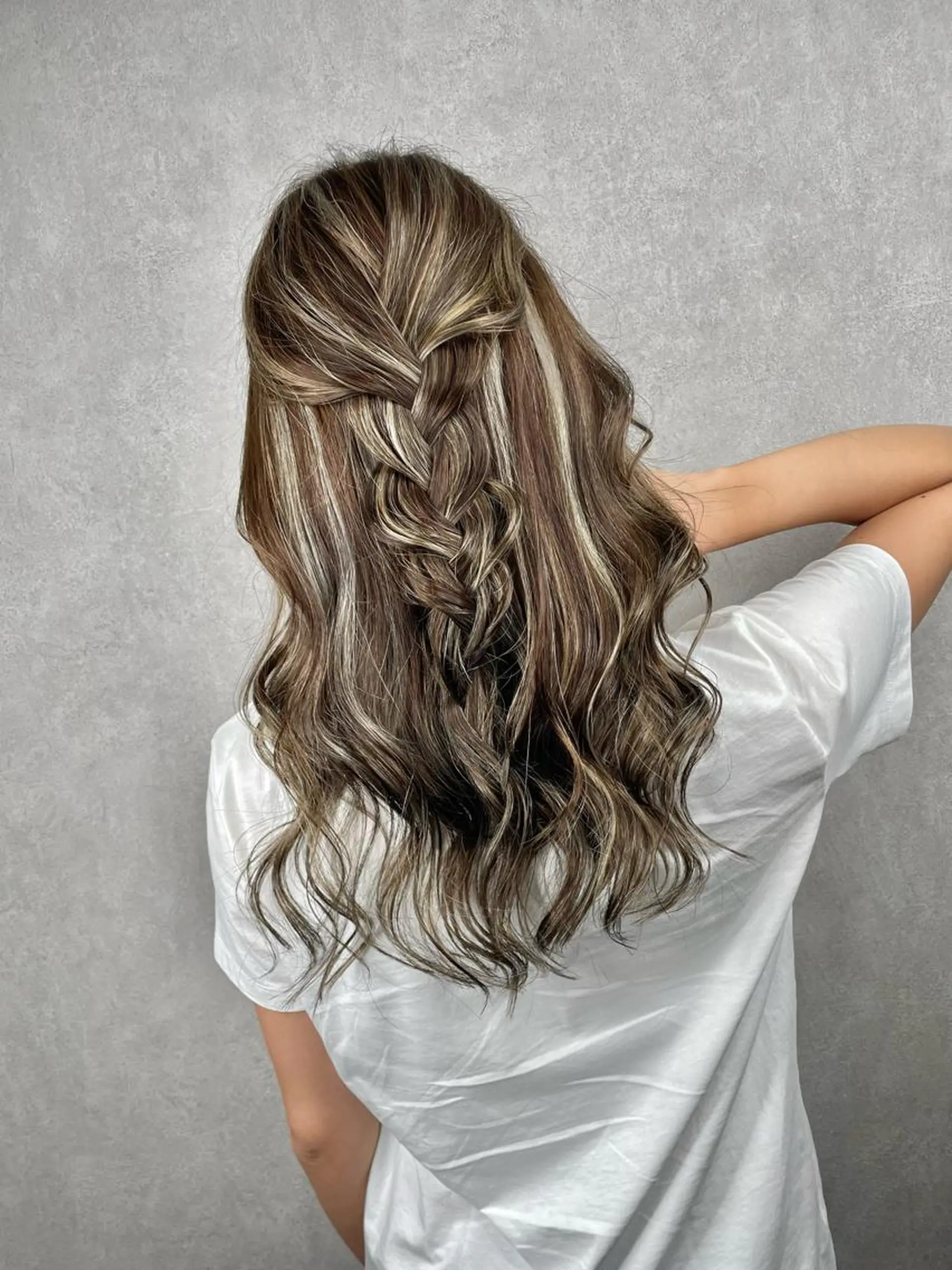 セミロング カラー 井本翔太.髪質改善. ベージュ.グレージュのヘアスタイル