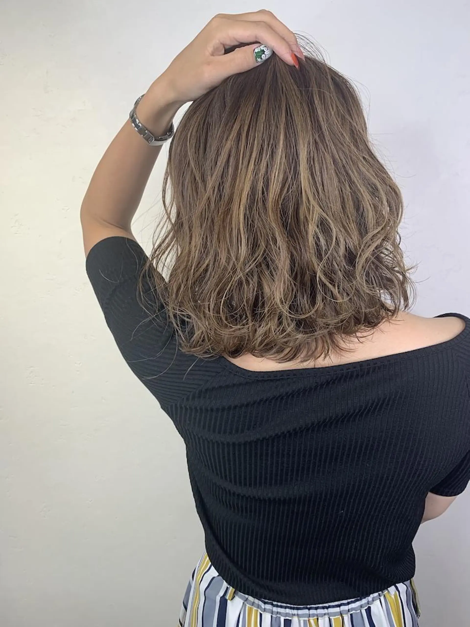 ミディアム ボブ 斜めバング 外国人風カラー 伸ばしかけ ハイライト ＿WHITE鳳店 アンダーバーホワイトのヘアスタイル