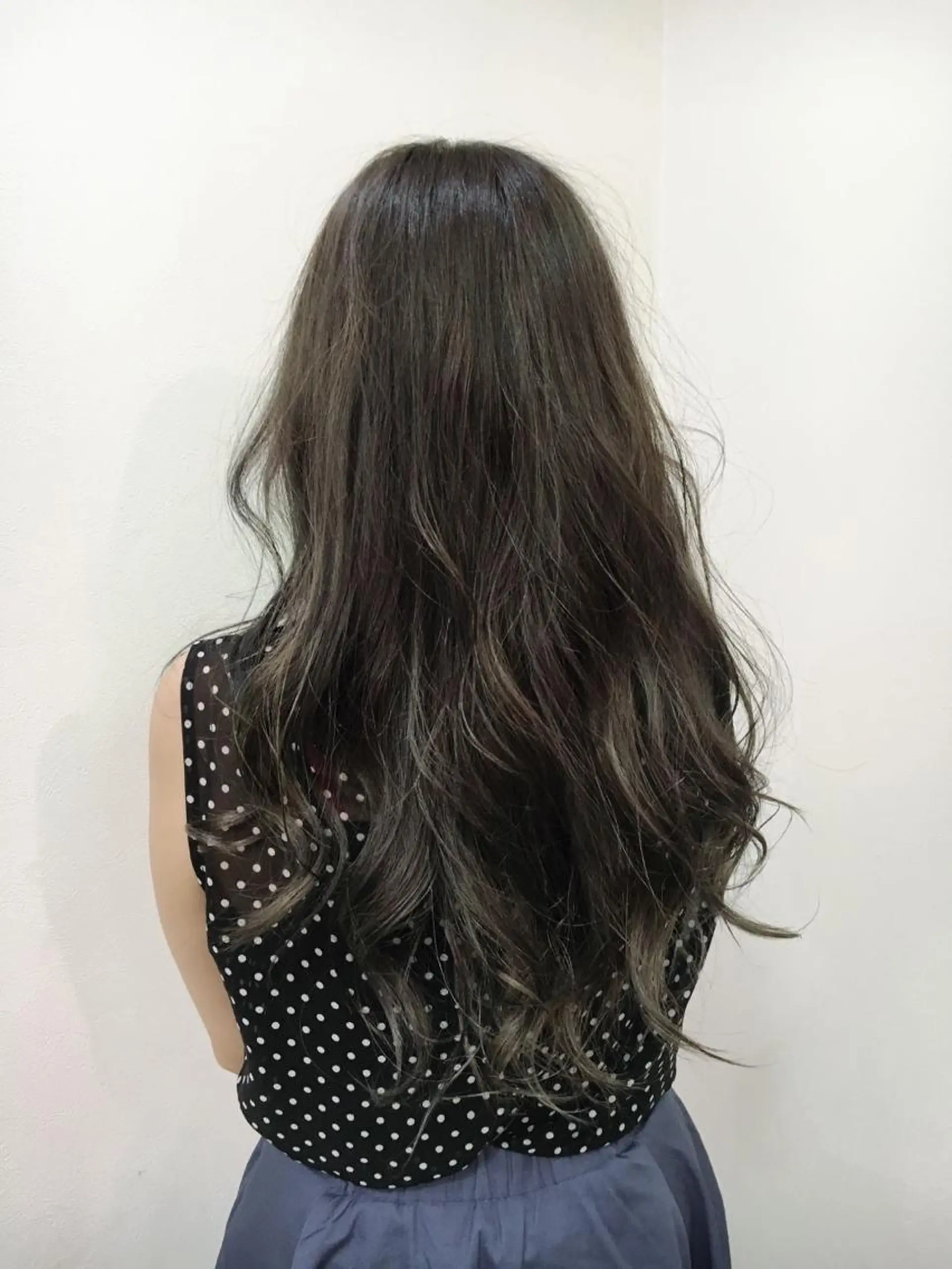ロング カラー パーマ ヘアアレンジ キッズ マツエク・マツパ グレージュ ハイライトカラー シアーグレージュ ハイライト Luela堅田所属・田中 裕士のヘアスタイル