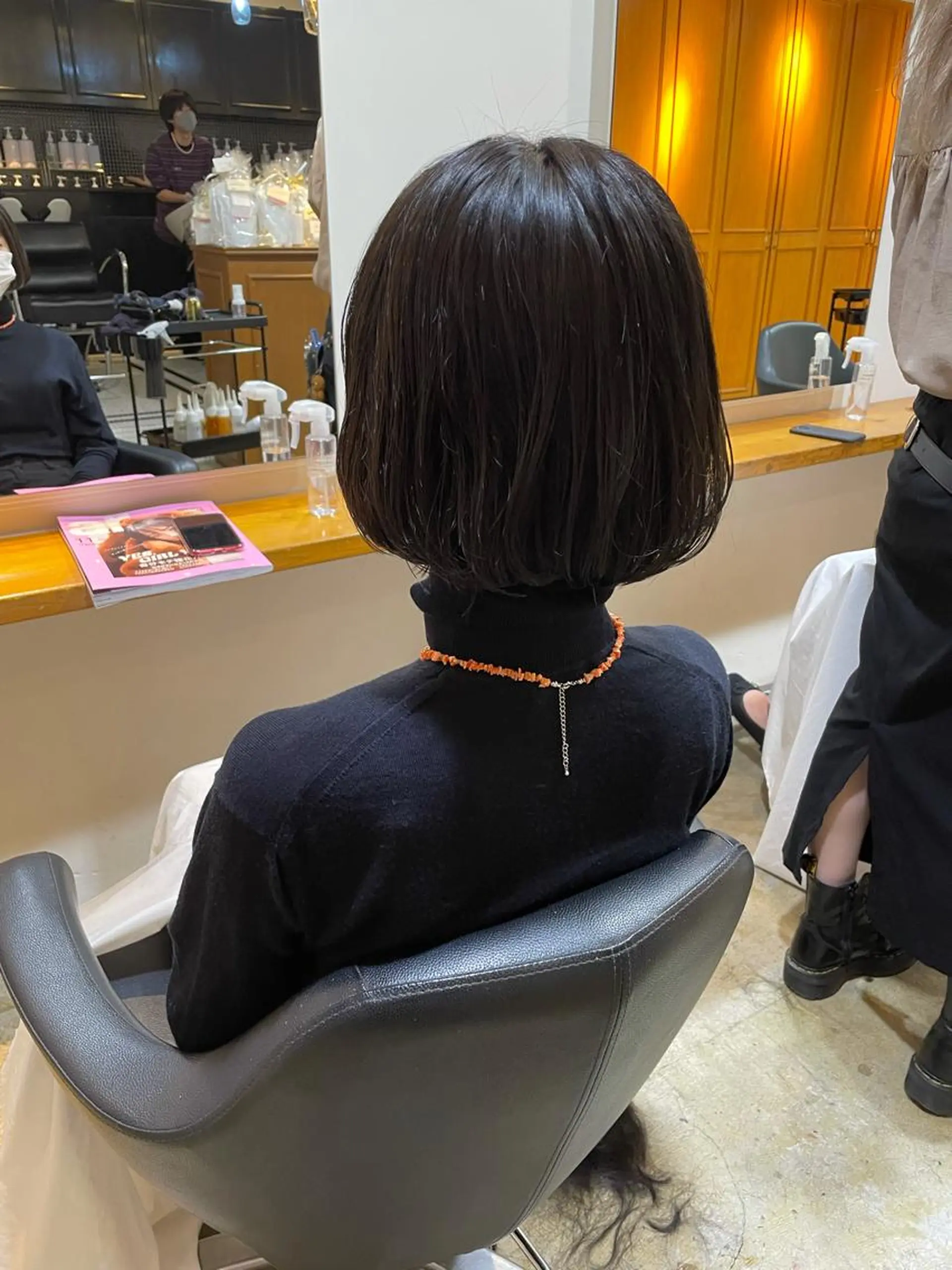 ミディアム カラー 黒髪 ブルーカラー ブルーブラック ボブ カット ヘアカラー トリートメント MIOベージュカラー 柔らかいカラーのヘアスタイル