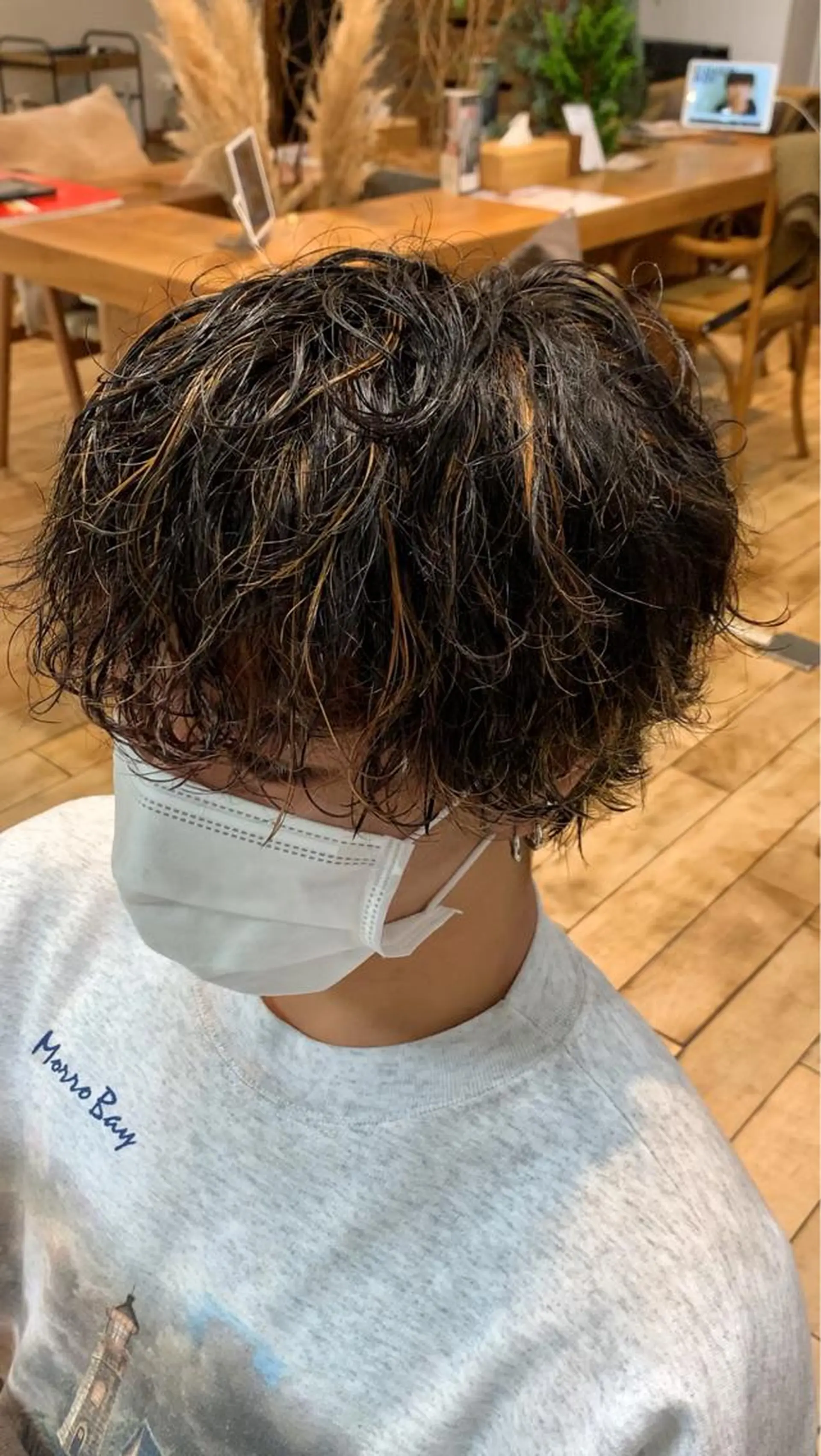 ショート カラー パーマ メンズ メンズブリーチ センターパート フェードカット メンズハイライト メンズハイトーン メンズStylist 山根慧のヘアスタイル