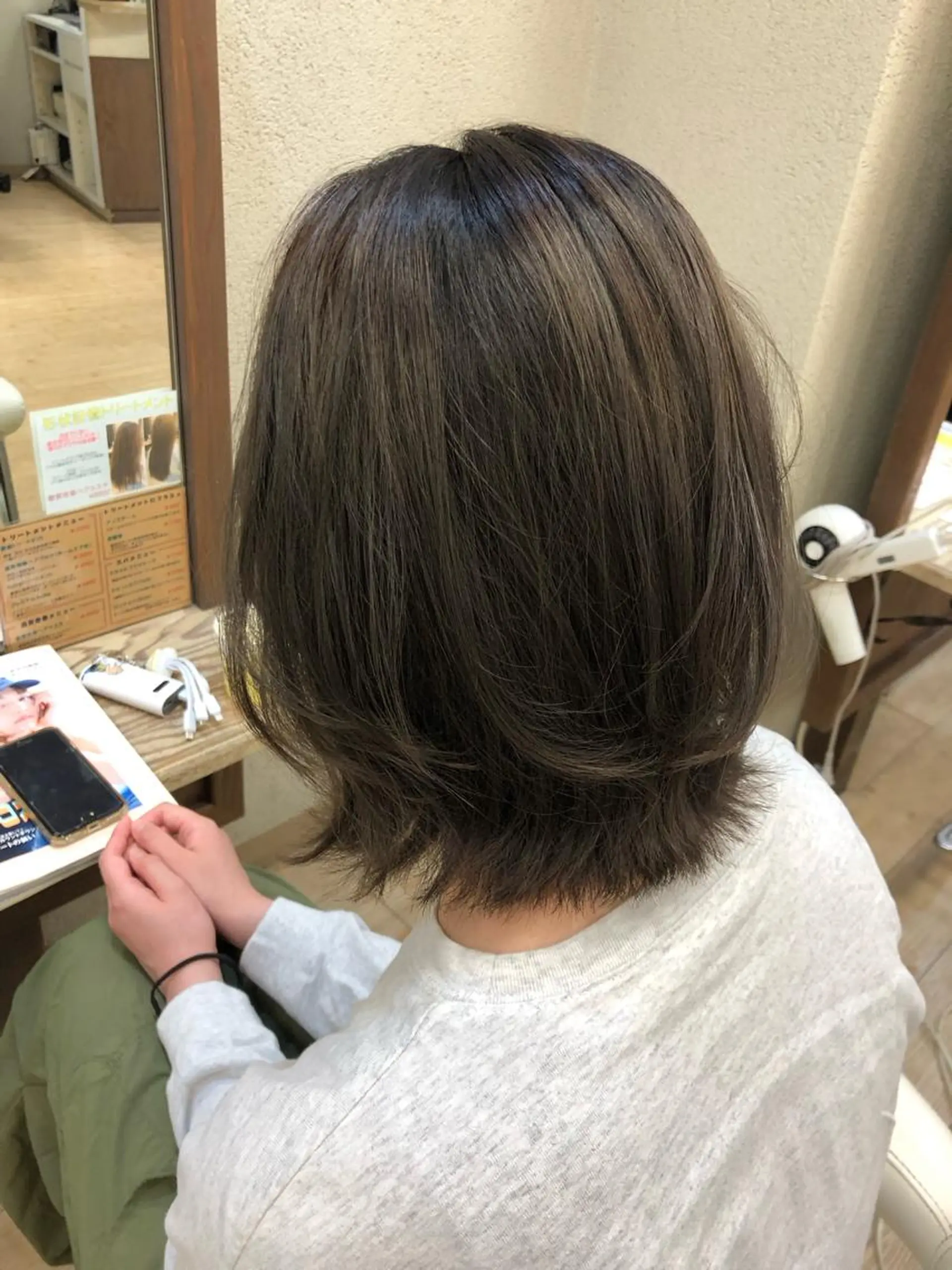 ショート カラー アッシュ アッシュグレー ブリーチ 透明感カラー ボブ カット ヘアカラー トリートメント 阿部 美咲のヘアスタイル