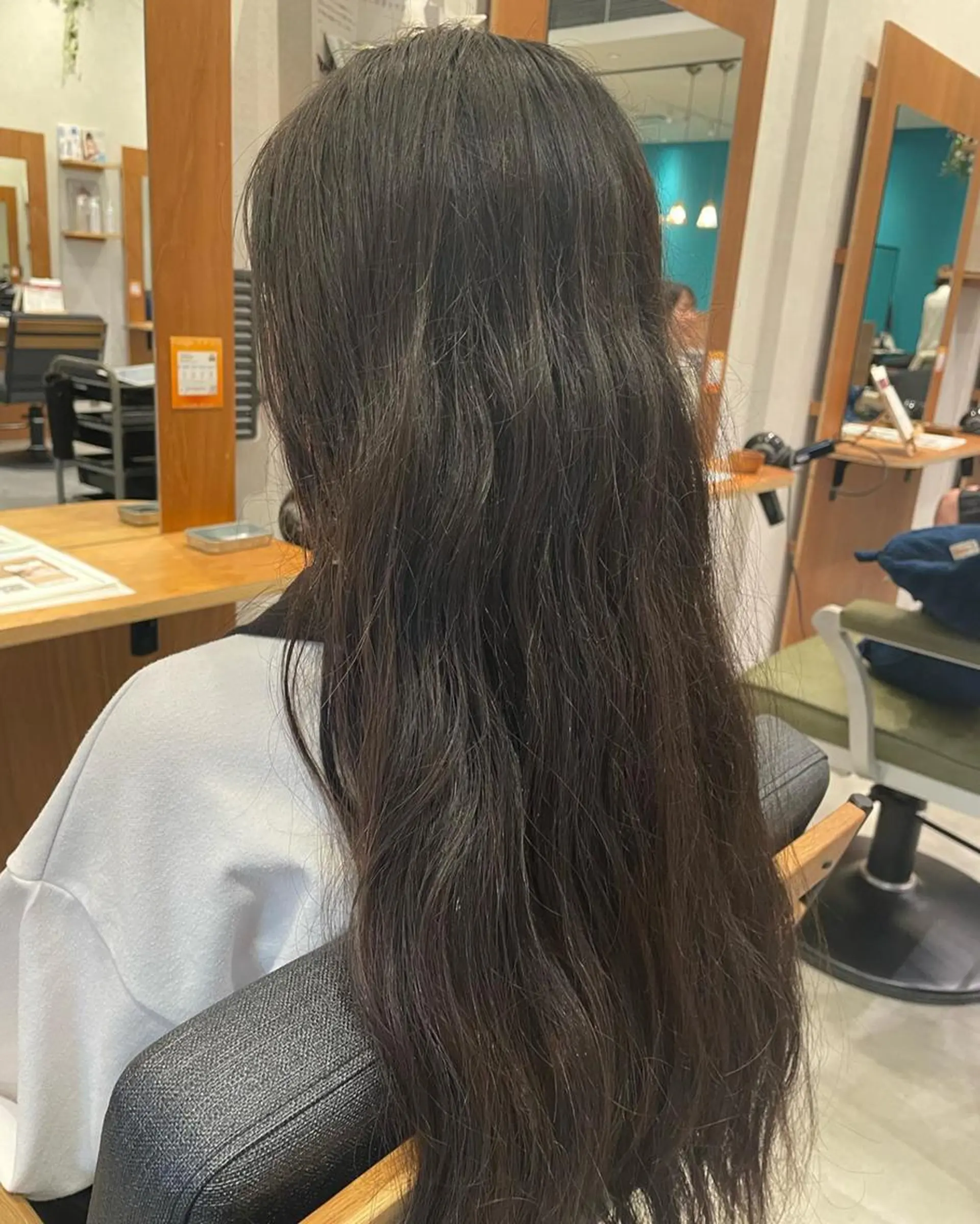 ミディアム カラー 切りっぱなしボブ/ 蒲生四丁目/伊藤瑠唯のヘアスタイル