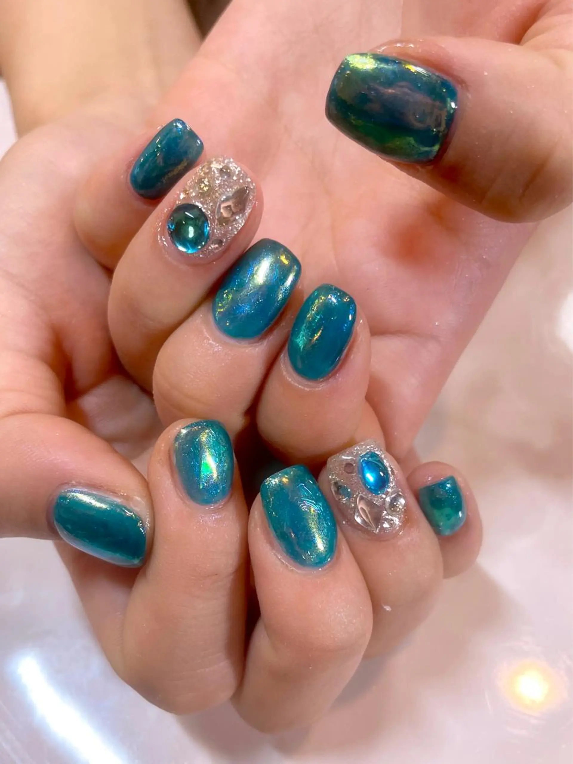ネイル ブルー グリーン キラキラネイル PRIMO🐈🌱 マツパ/黒ティントのマツエク・マツパデザイン