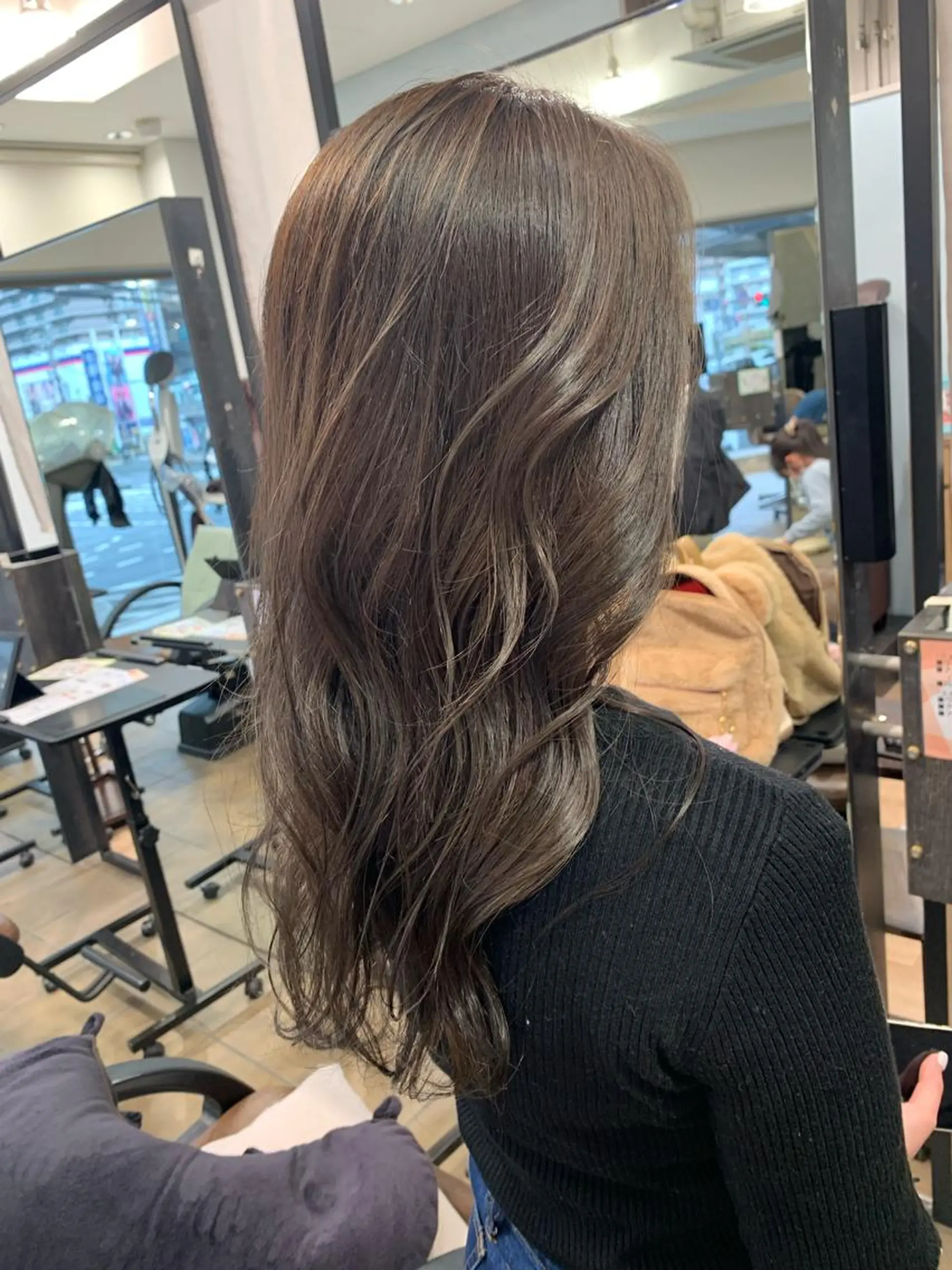 セミロング カラー アッシュ ブリーチ ブリーチなしカラー オリーブアッシュ Ripps長居所属・メテオ ／ヘアカラー 西川菜実のヘアスタイル