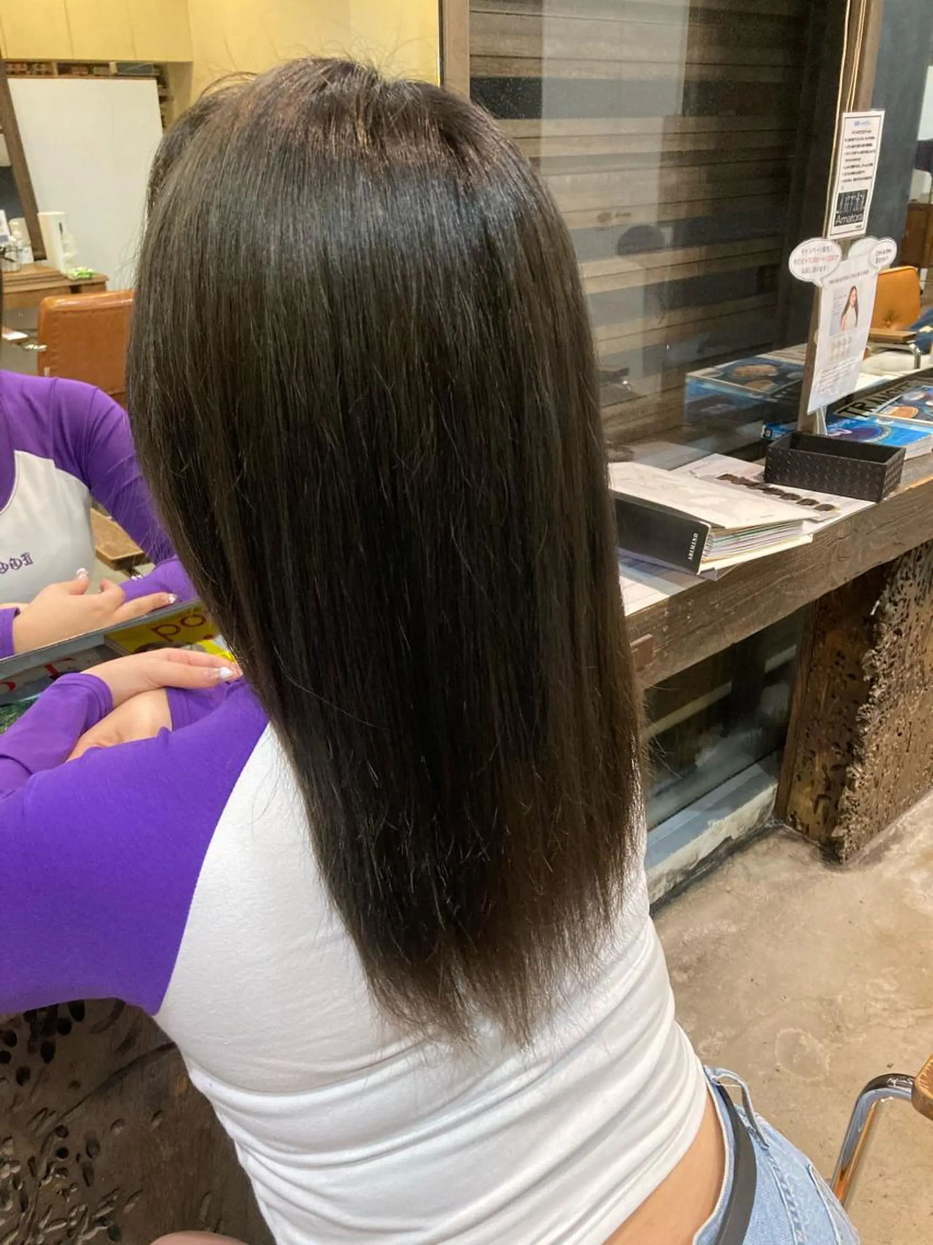 ロング アイスグレージュ ATELIER ZIZI川井さくらのヘアスタイル