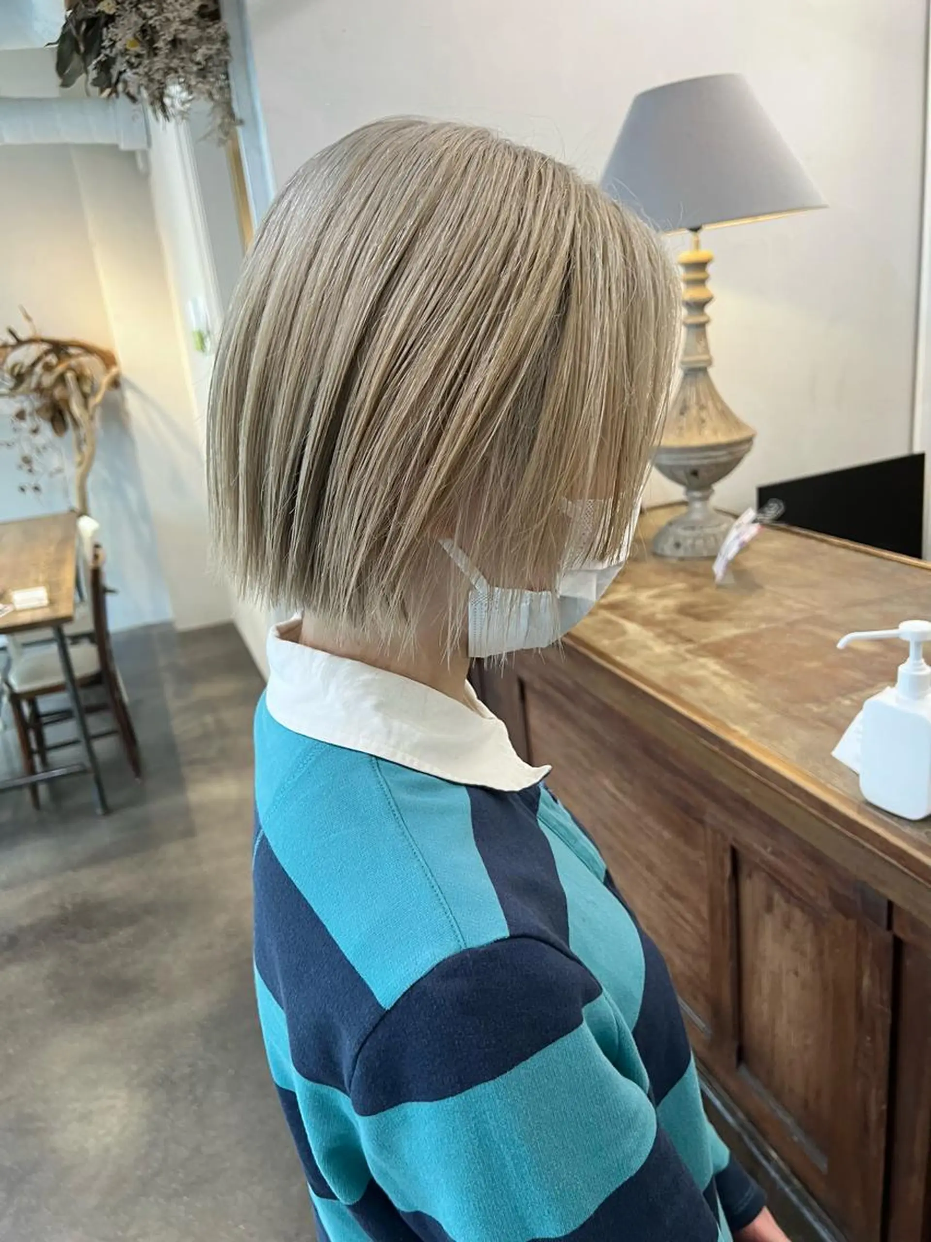 ショート カラー 切りっぱなしボブ ベージュカラー ブリーチ ブロンド ブロンドベージュ カット ヘアカラー 千葉 郁也のヘアスタイル