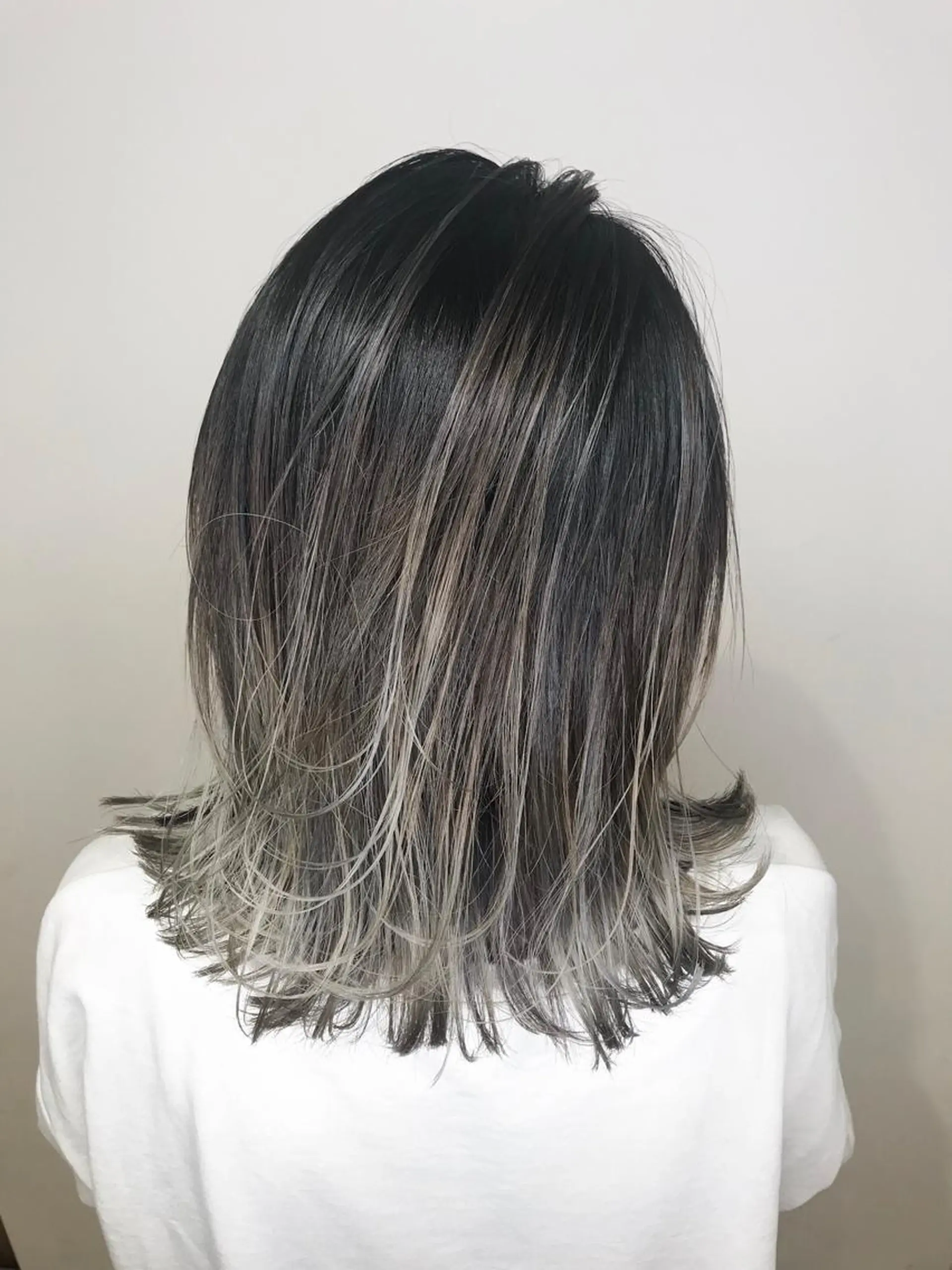 ショート カラー アッシュ アッシュグレー グラデーションカラー グレージュ ハイライトカラー AMI Hair  supply所属・髪質改善カラー 韓国風レイヤーのヘアスタイル