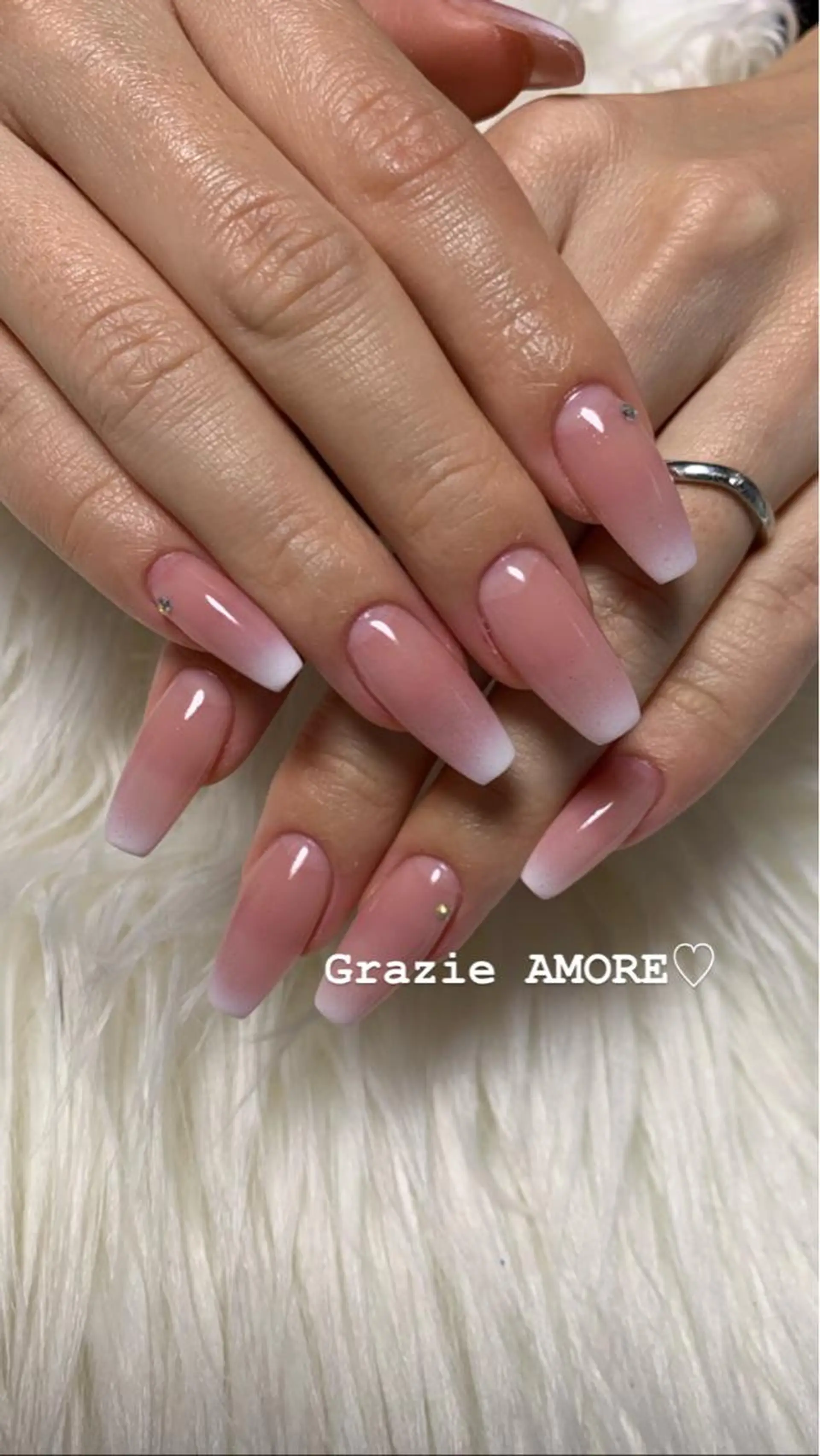 ネイル グラデーション スカルプネイル ホワイト Grazie AMOREのネイルデザイン