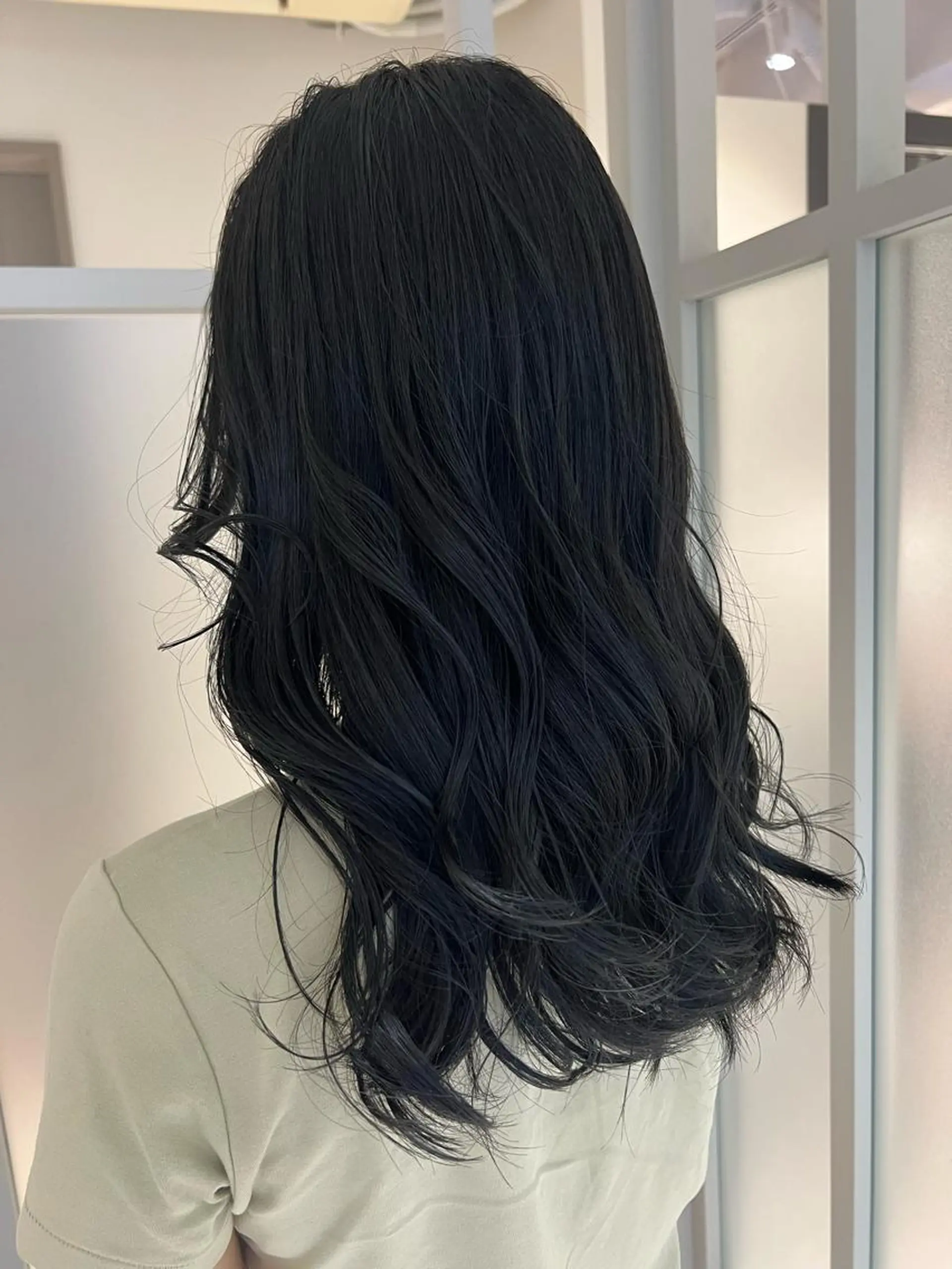 セミロング カラー ヘアアレンジ 黒髪 ブルーカラー ブルーブラック 透明感カラー 暗髪カラー🫐パーマ おくだりんかのヘアスタイル