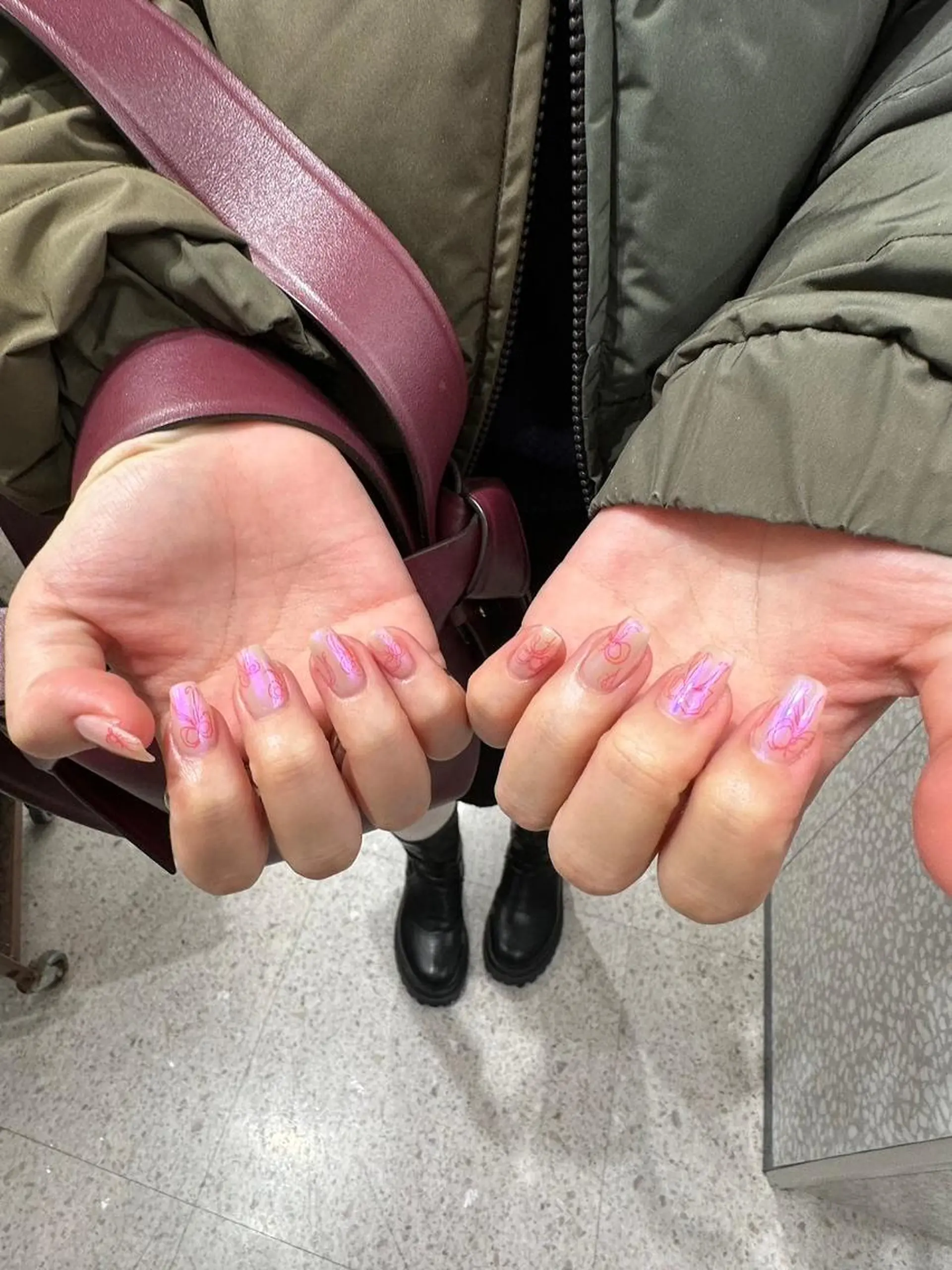 ネイル アートネイル カジュアル ジェルネイル ニュアンスネイル 赤色 ハンドネイル 💎platinum dollまりん💎のマツエク・マツパデザイン