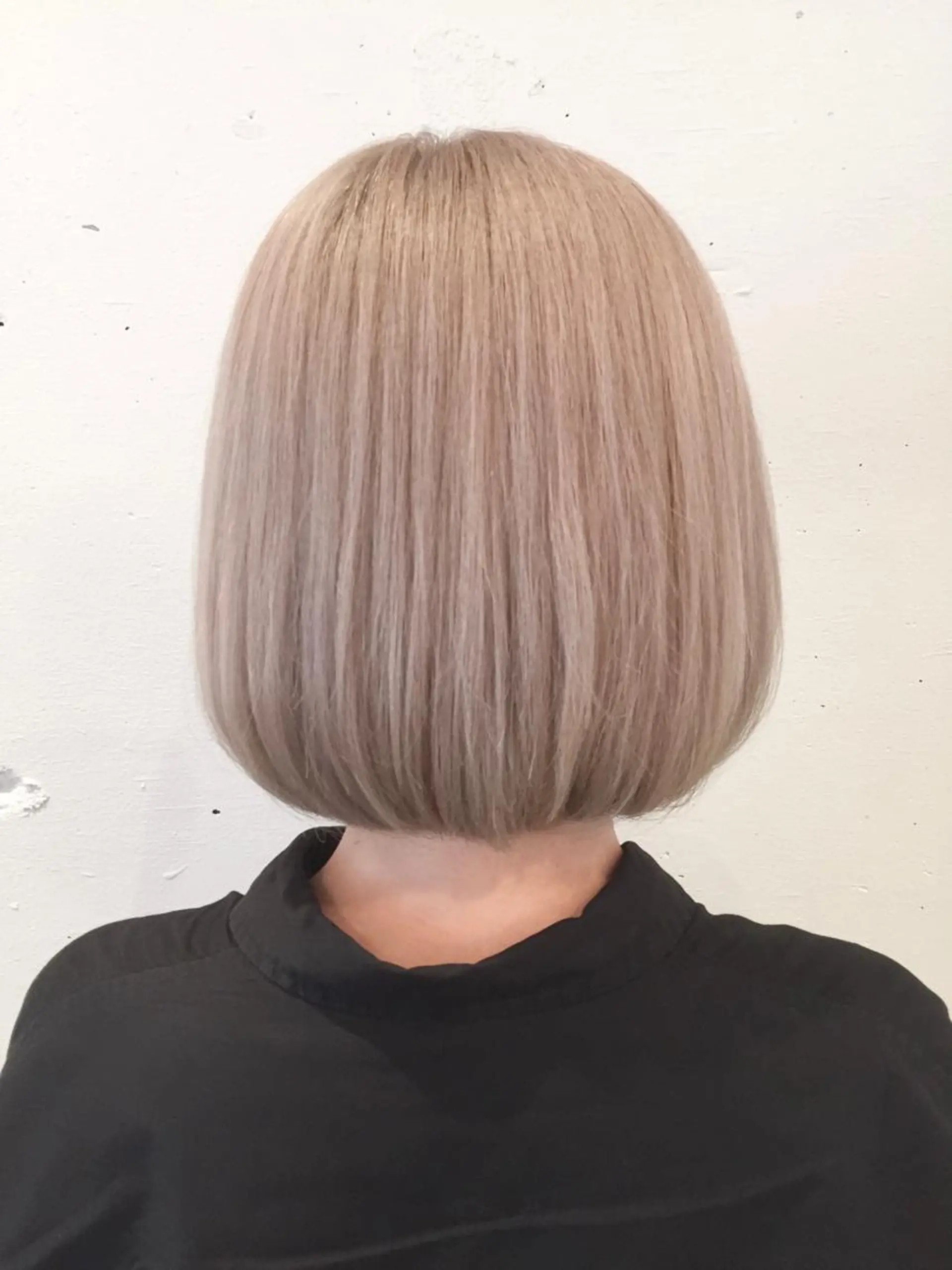 ショート カラー ブロンド ホワイトブロンド ヘアカラー いしだ みさきのヘアスタイル