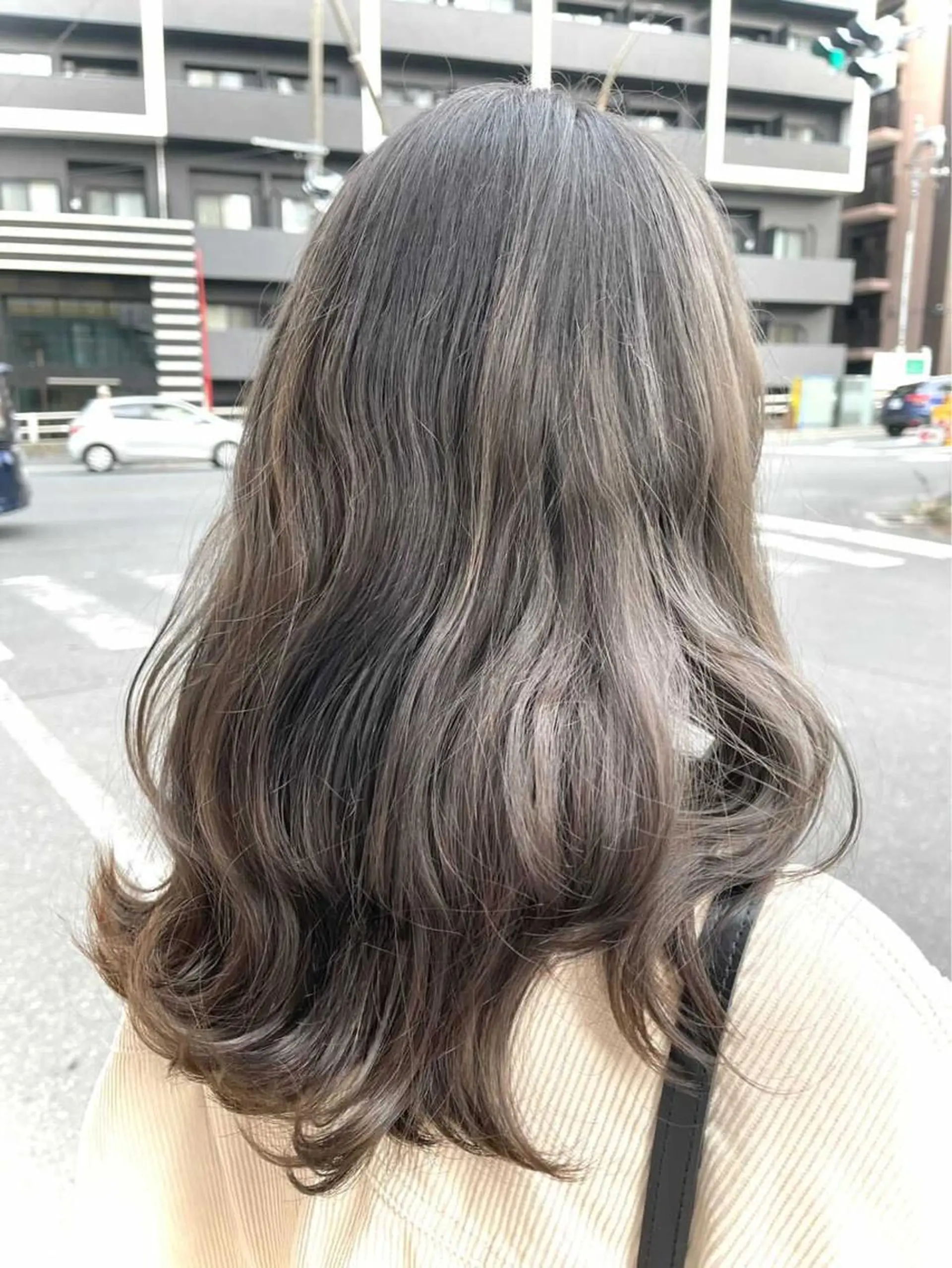 セミロング カラー ブリーチ グレージュ ☁Neolive .Ayana✂️のヘアスタイル