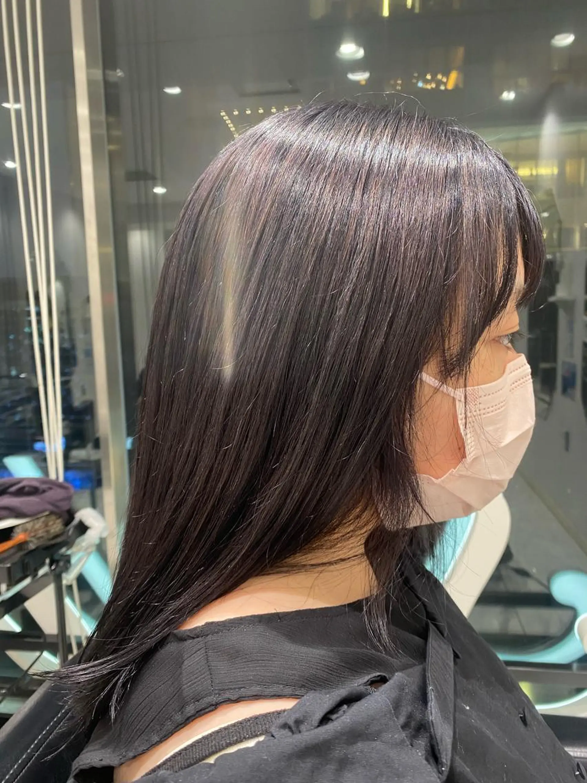 セミロング カラー 黒髪 艶髪レイヤー顔周り グレージュ添田晃基のヘアスタイル
