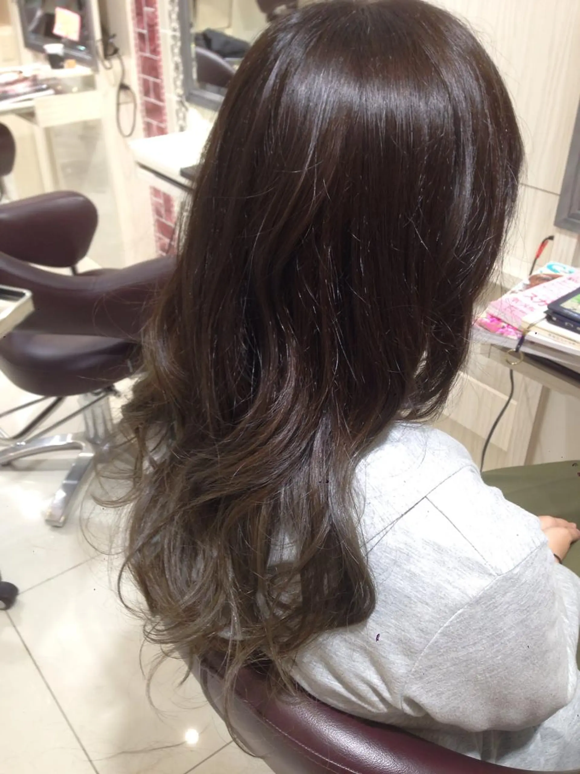 セミロング ロング カラー グラデーションカラー グレージュ ✨艶髪✨透明感✨ 山内大樹のヘアスタイル