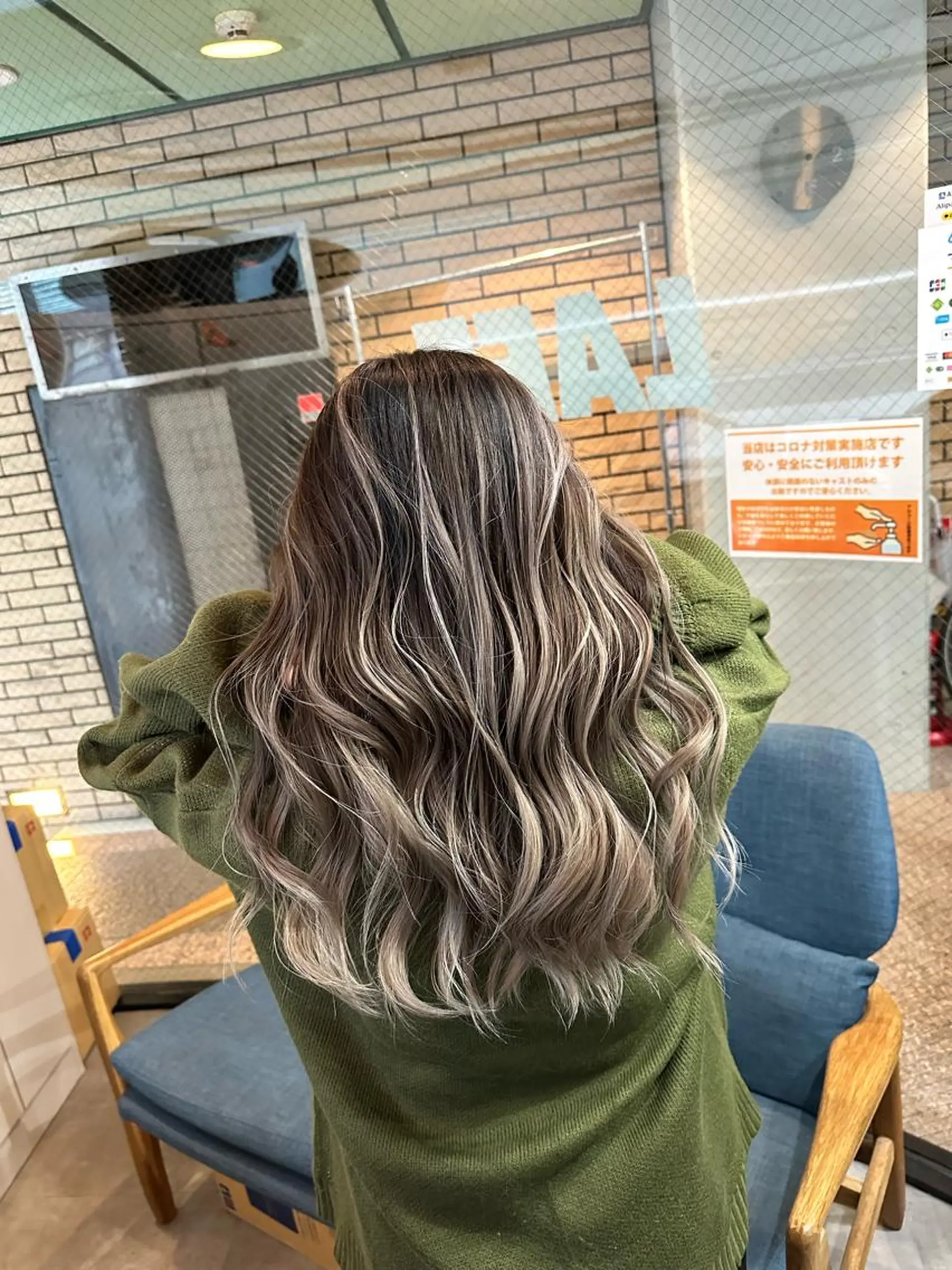 ロング カラー バレイヤージュ レイヤーカット ヘアカラー トリートメント 難波ブリーチカラー 伊藤洋輝のヘアスタイル