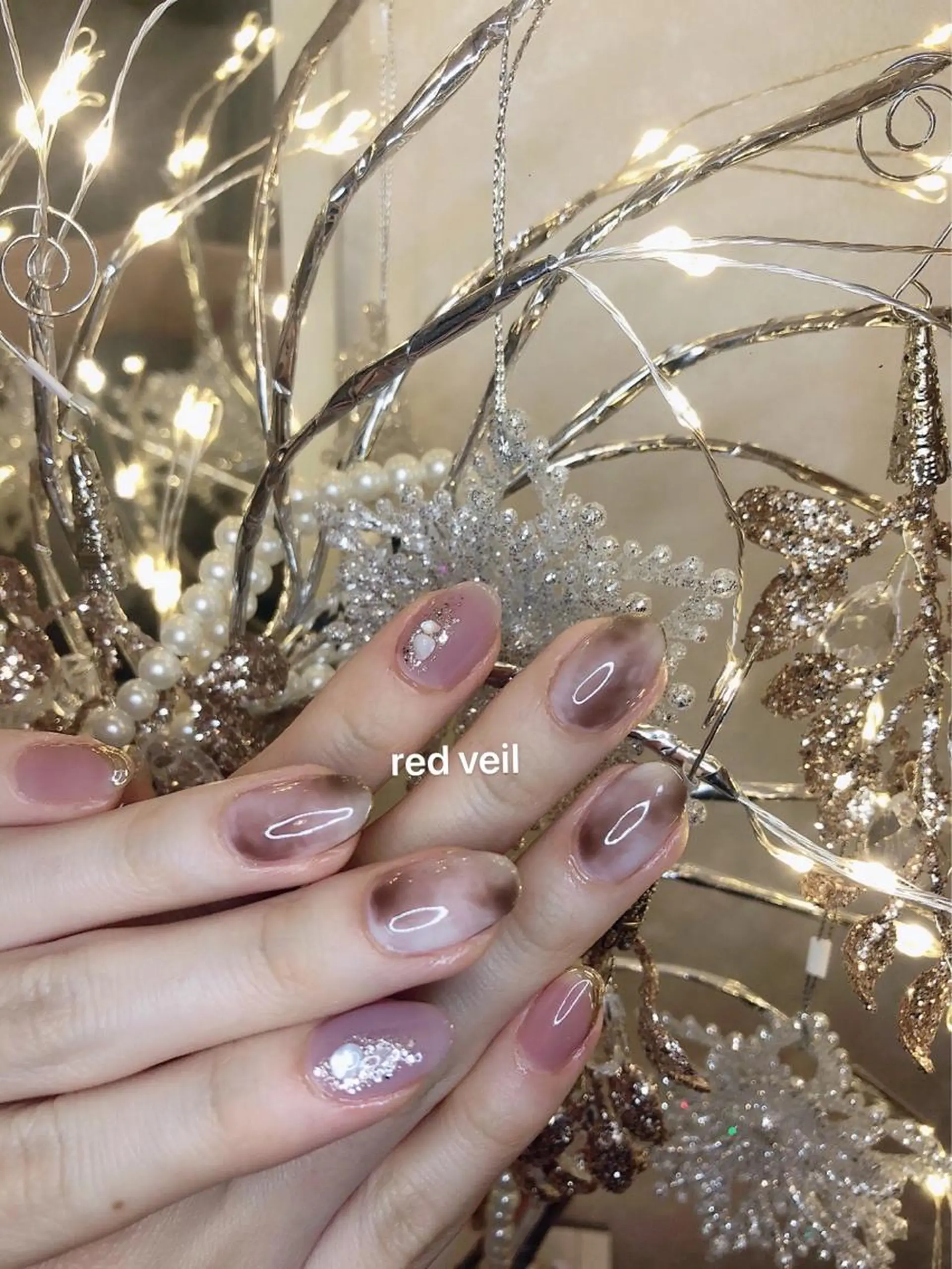 ミディアム ネイル ホワイト 長さ出し専門 nynaのネイルデザイン