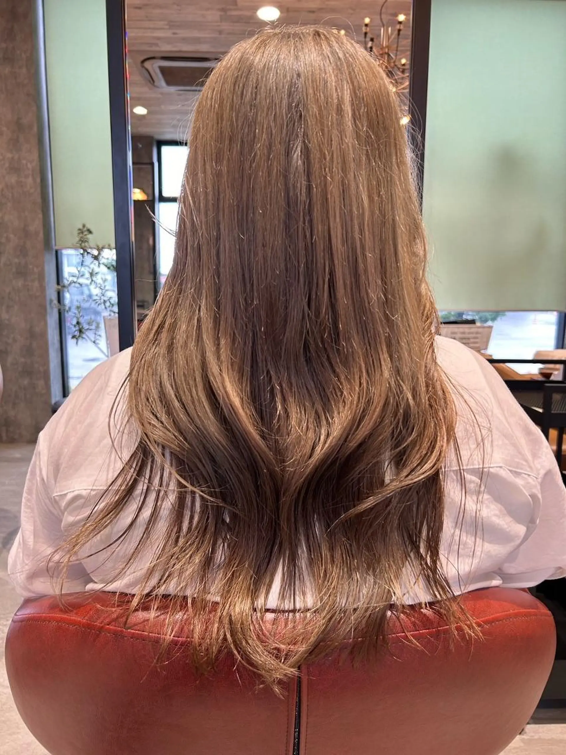 カラー ブリーチ ダブルカラー ブリーチなしカラー ヘアカラー earth ノノカ 柔らかベージュカラーのヘアスタイル