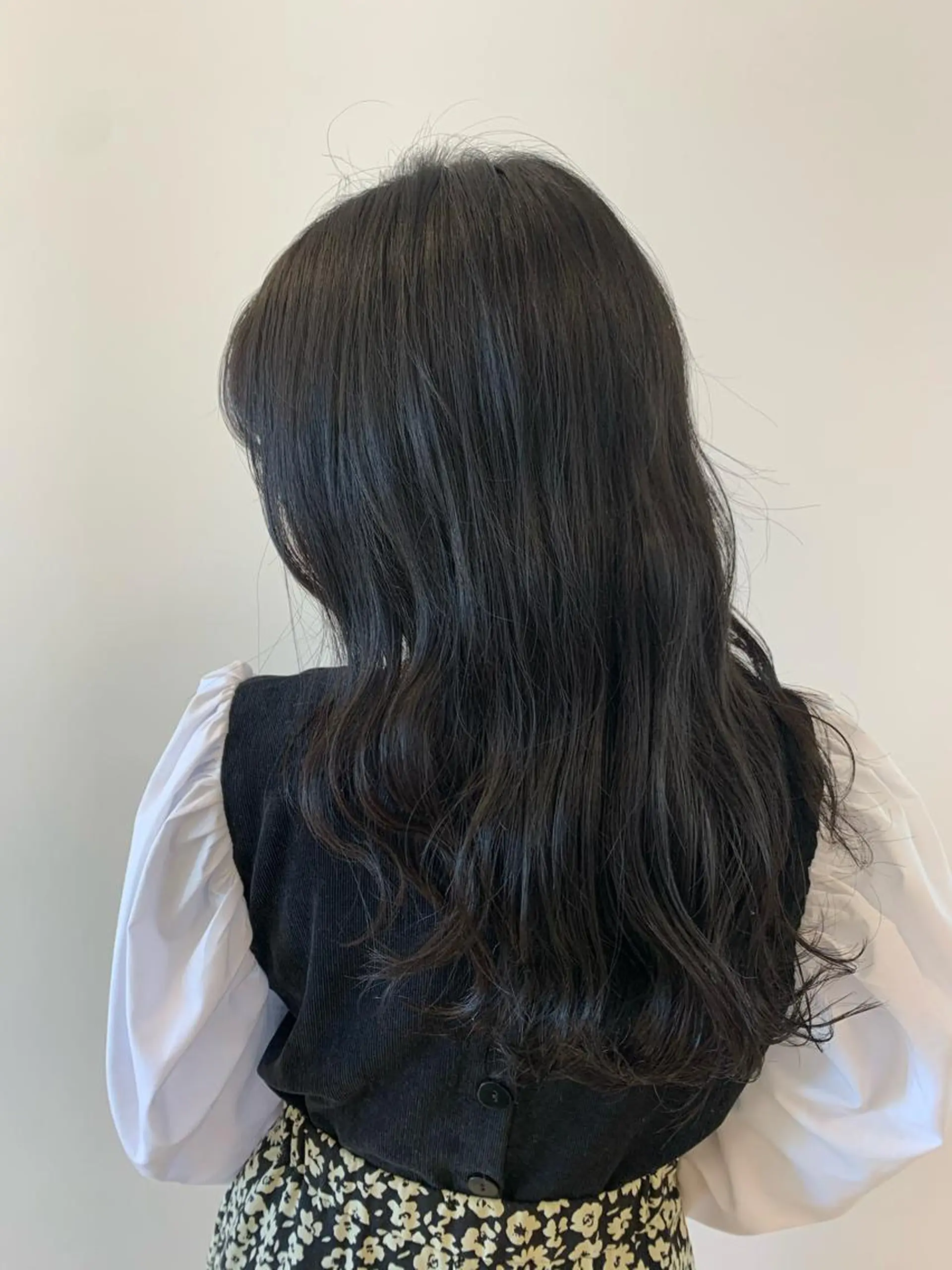 ロング カラー 黒髪 ブルーカラー ブルーブラック ヘアカラー トリートメント 顔まわりカット✄ ベージュカラー🧸のヘアスタイル