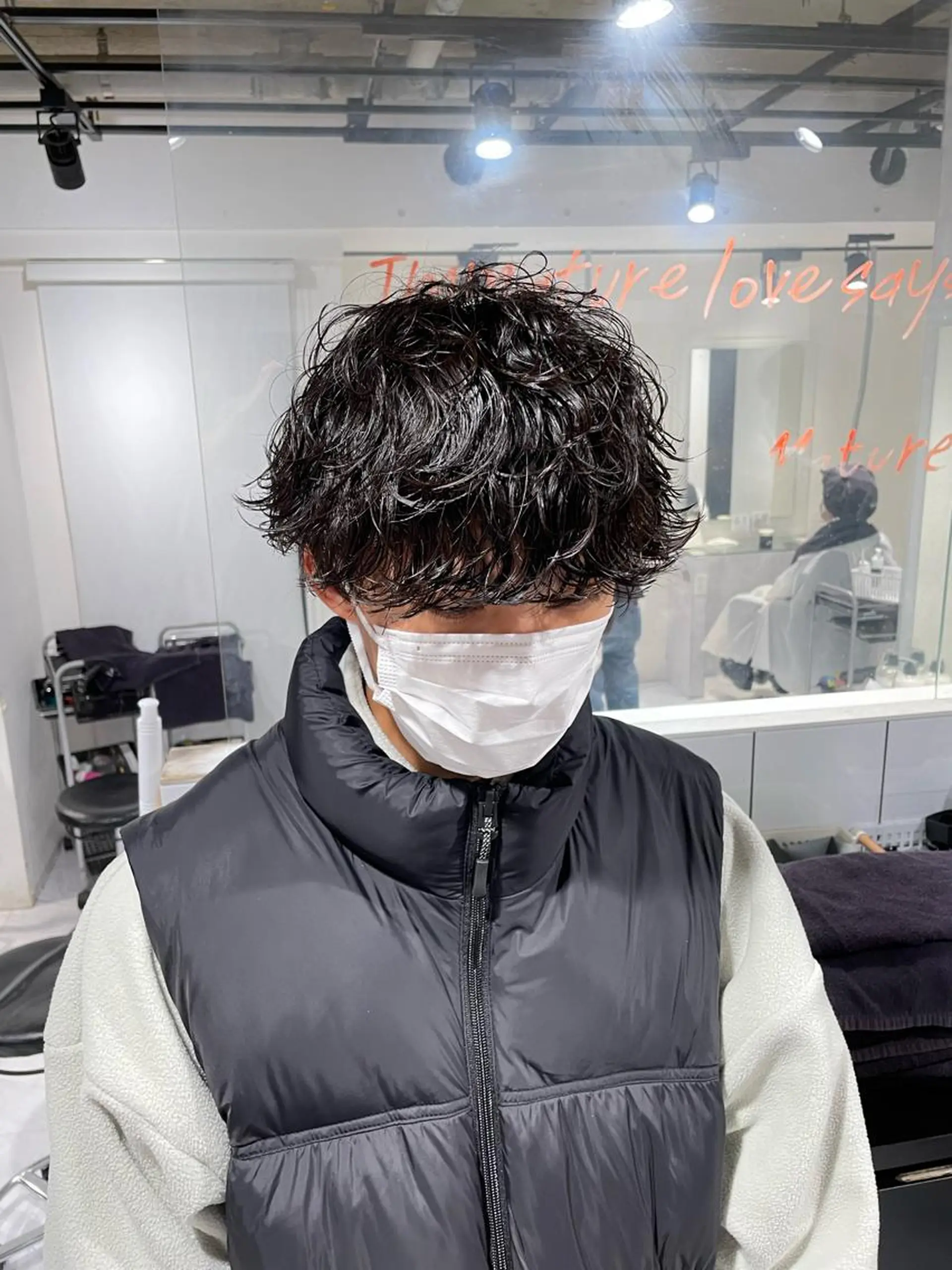 ショート カラー パーマ ヘアアレンジ メンズ アイブロウ メンズブリーチ センターパート メンズハイライト メンズハイトーン マッシュウルフ カット パーマ トリートメント ヘッドスパ ヘアセット スパイキー/フェザー /波巻き/かいとのヘアスタイル