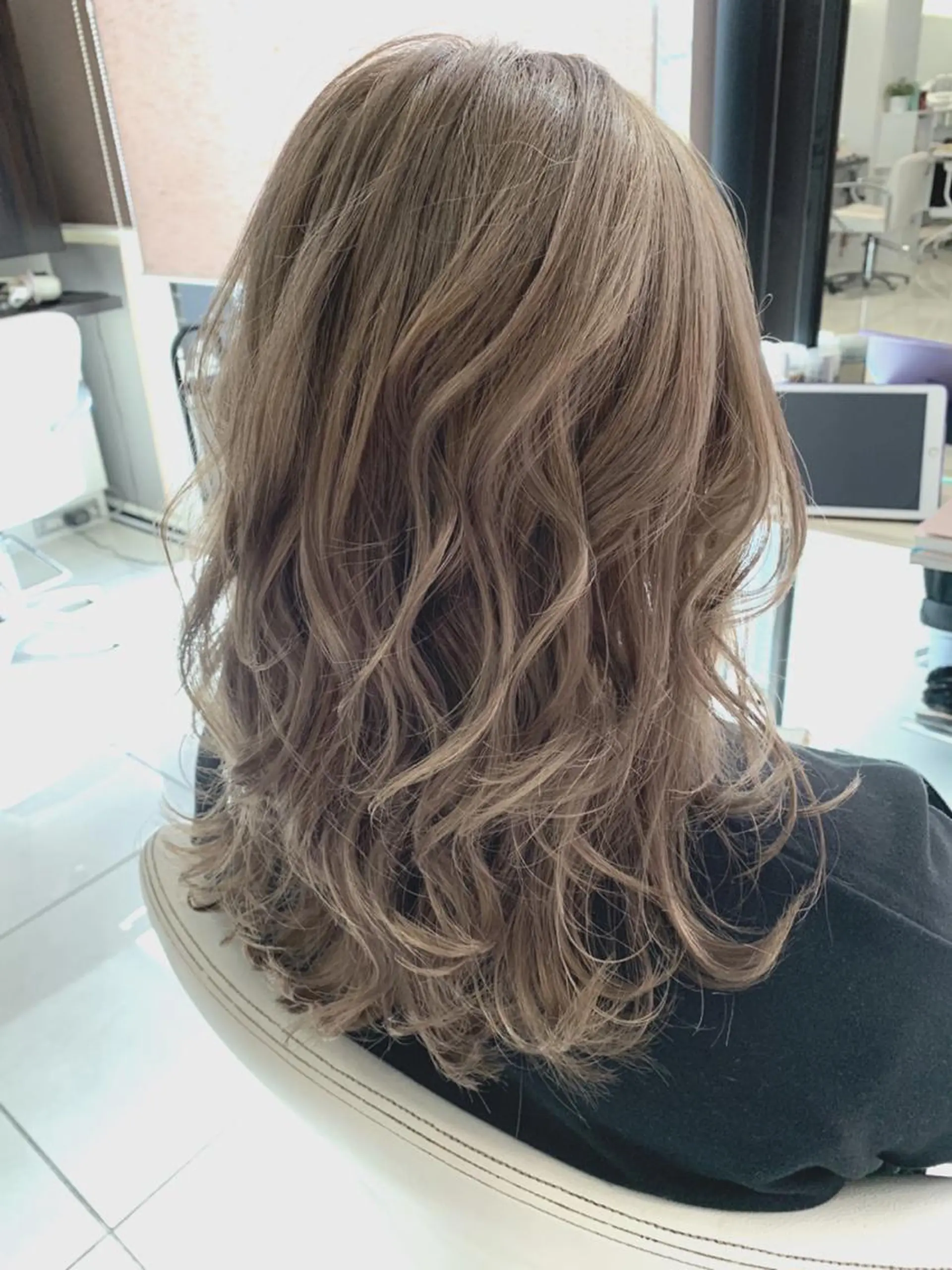 セミロング カラー ヘアアレンジ ブリーチ ケアブリーチ グレージュ Merci メルシー 福岡、今泉のヘアスタイル