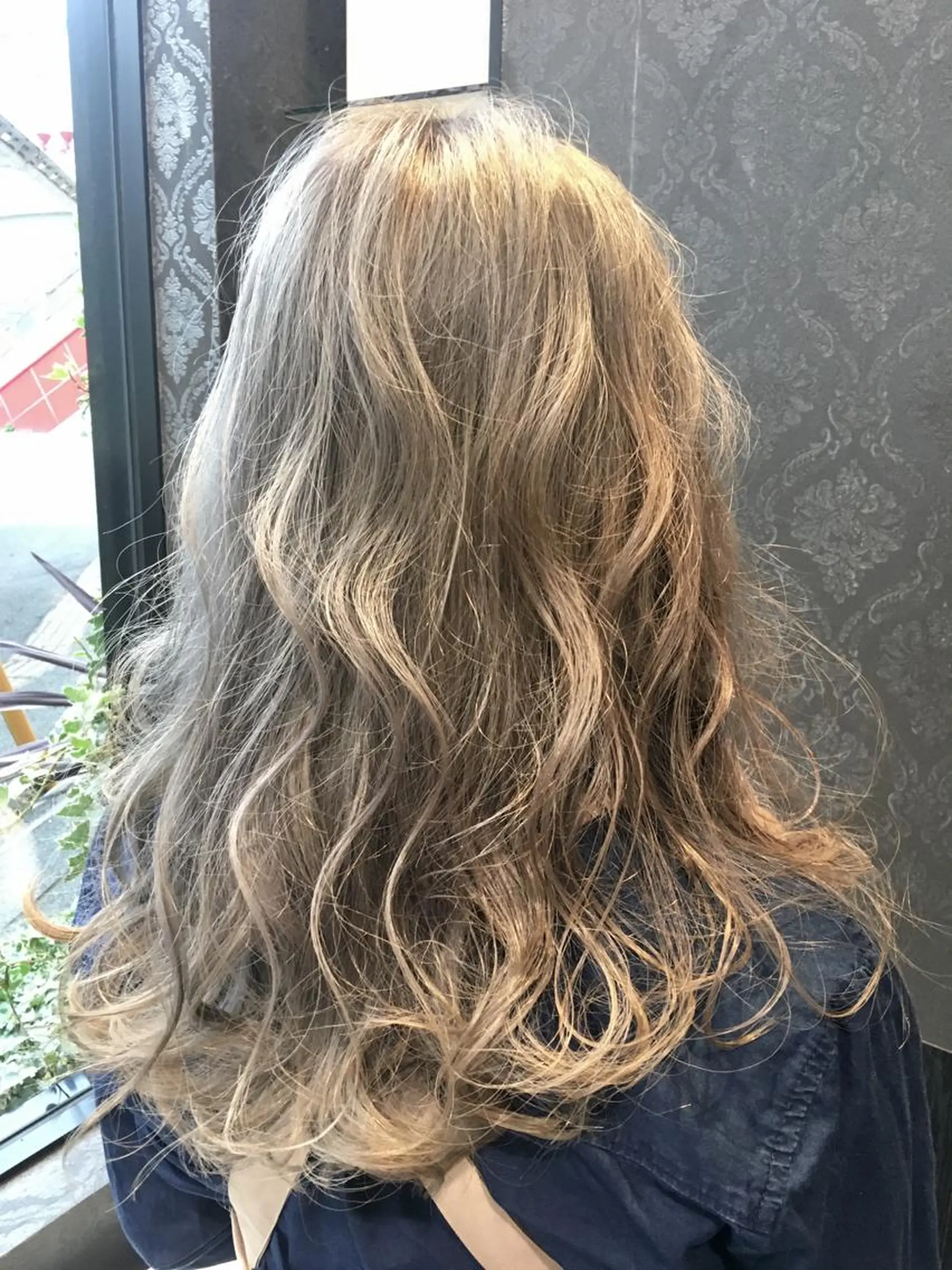 ミディアム カラー アッシュ ブリーチ ホワイトアッシュ 髪質改善美容師 中村　一のヘアスタイル