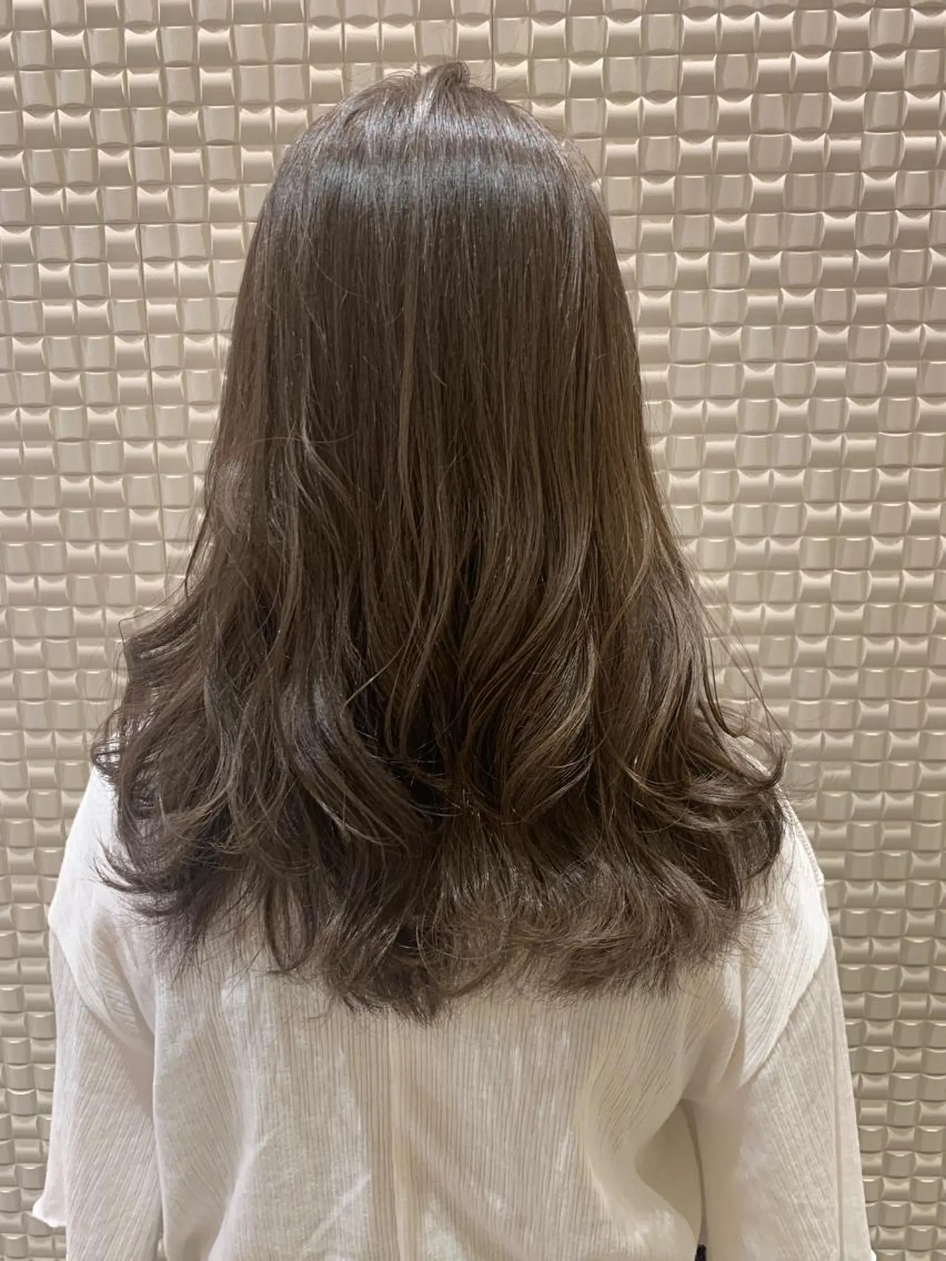 セミロング カラー 透明感カラー グレージュ ハイライトカラー ハイライト シャドールーツ美容師 篠原康太のヘアスタイル