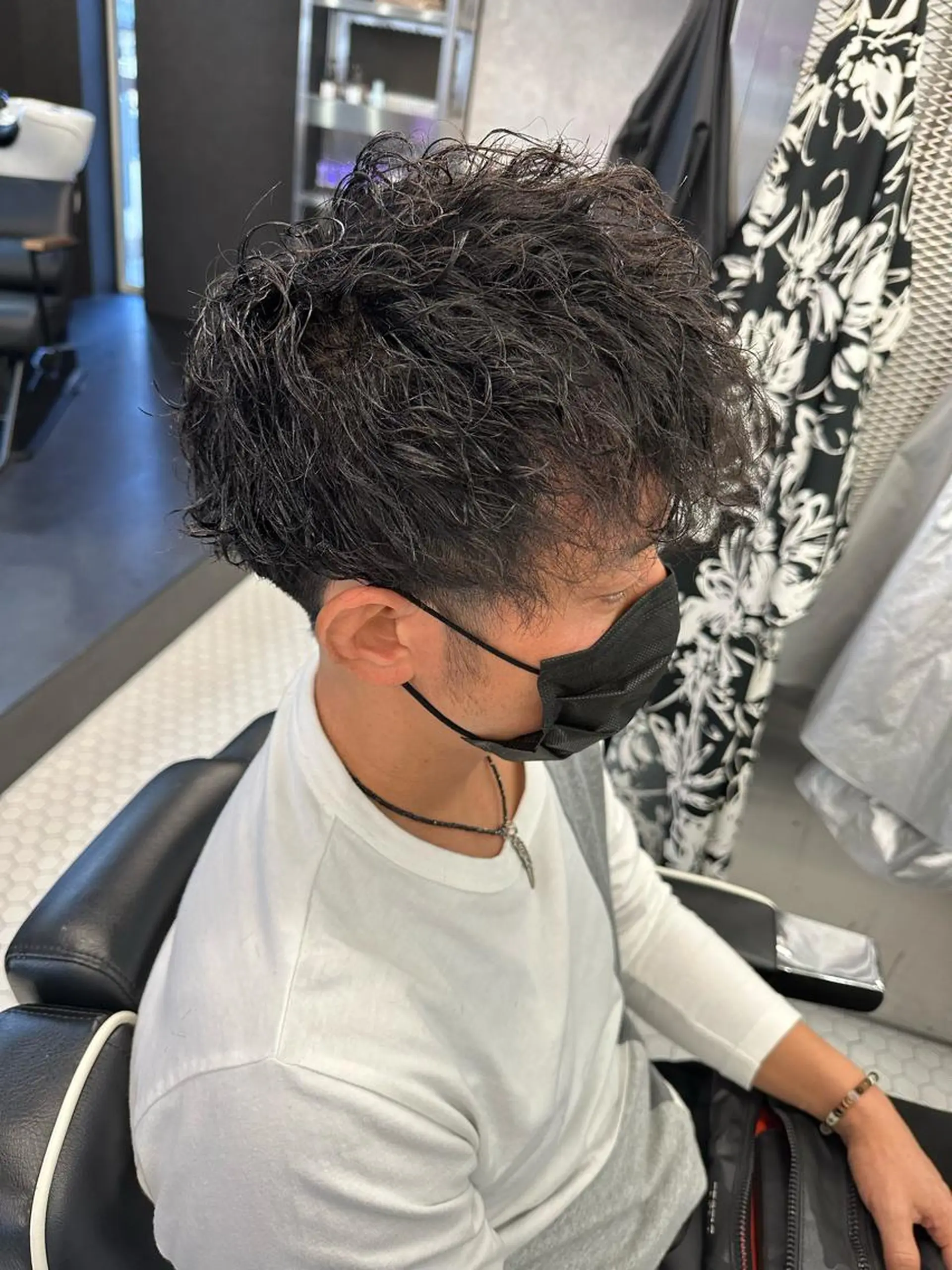 ミディアム カラー パーマ メンズ ミディアムパーマ メンズバレイヤージュ メンズブリーチ ビジネス センターパート カット パーマ トップスタイリスト/ 久徳大輝のヘアスタイル