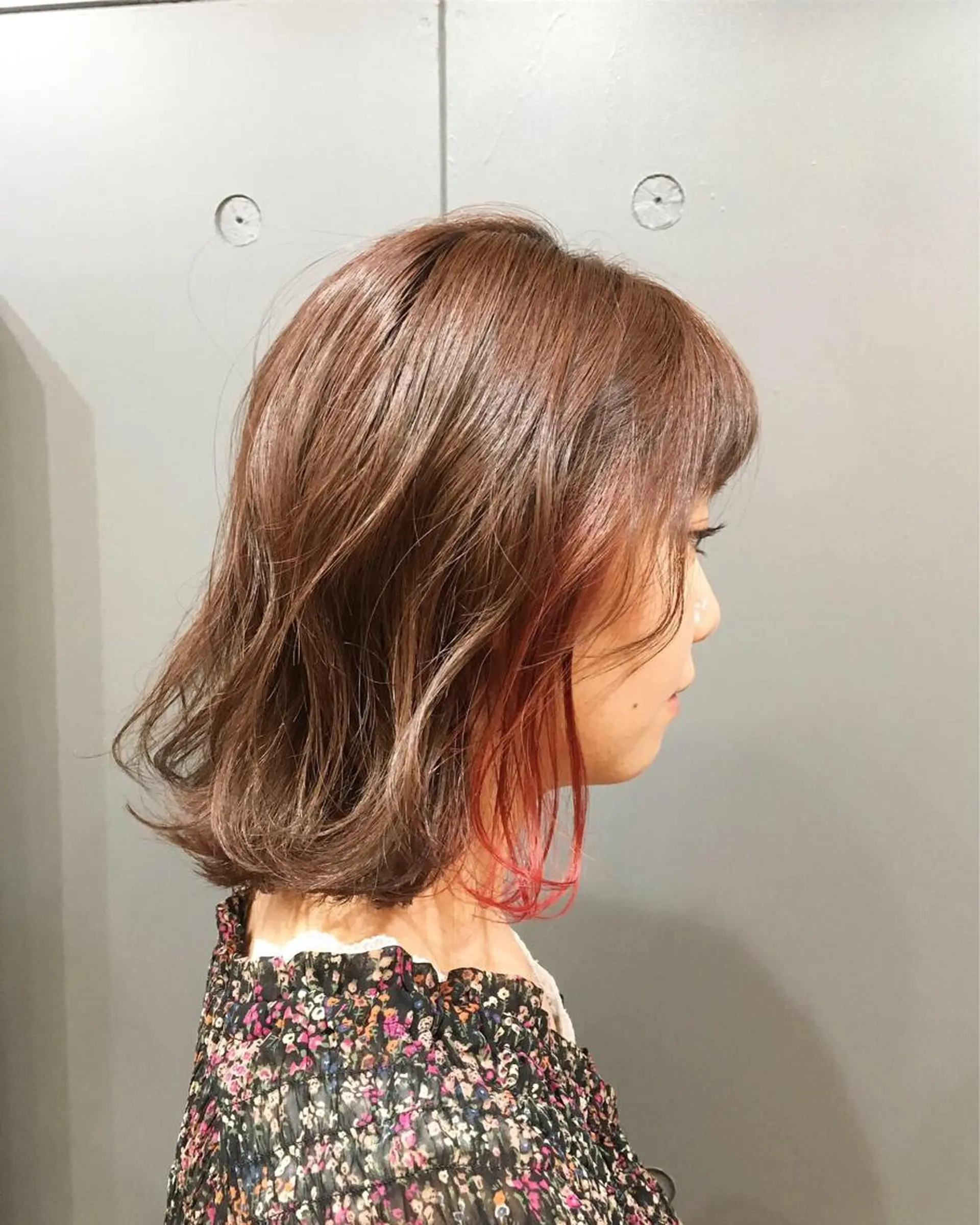 ミディアム カラー ブリーチ インナーカラー オレンジ 佐藤 実咲のヘアスタイル