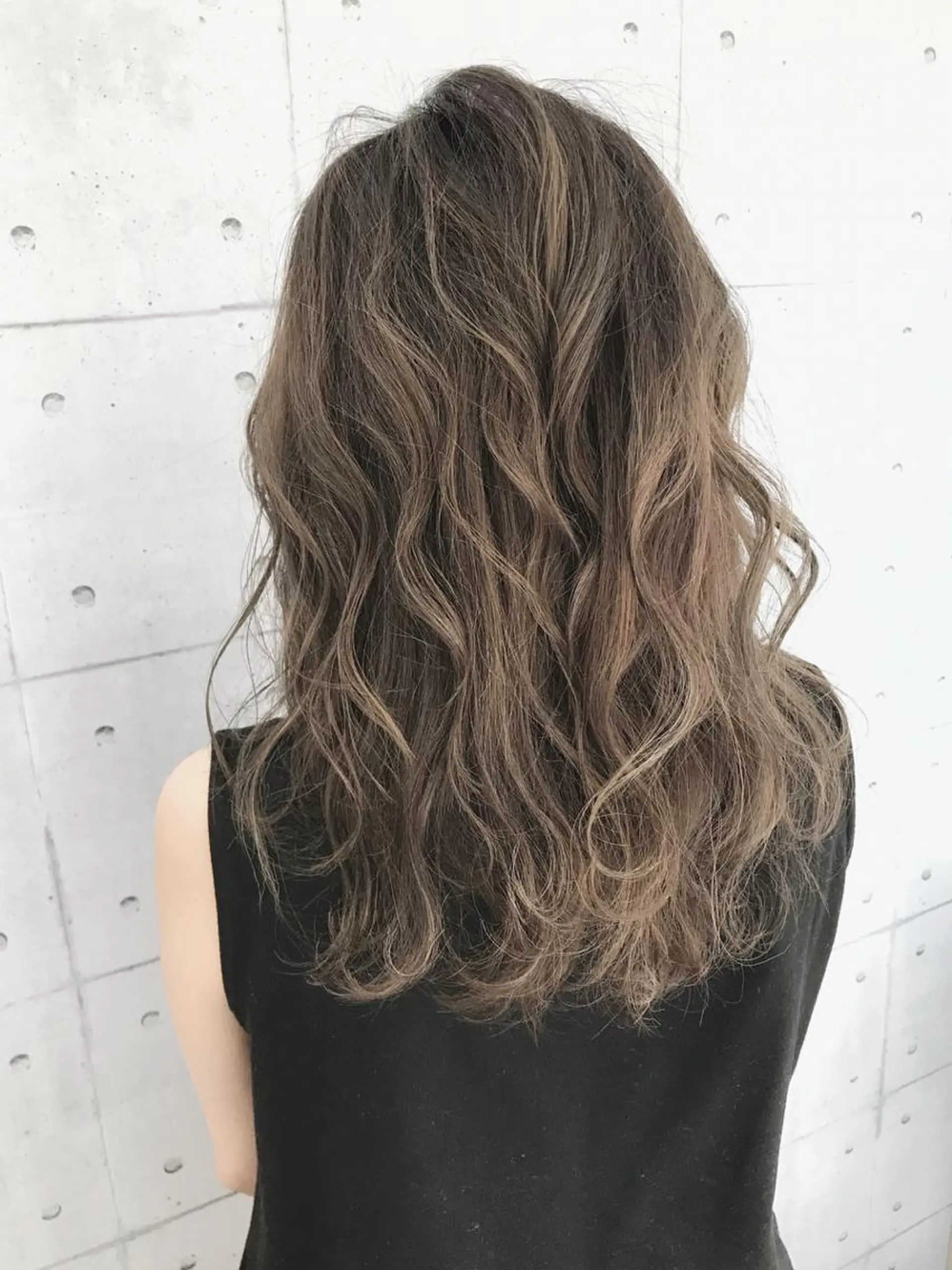 セミロング カラー アッシュ ベージュカラー グレージュ ハイライトカラー 外国人風カラー 高木 麻知子のヘアスタイル