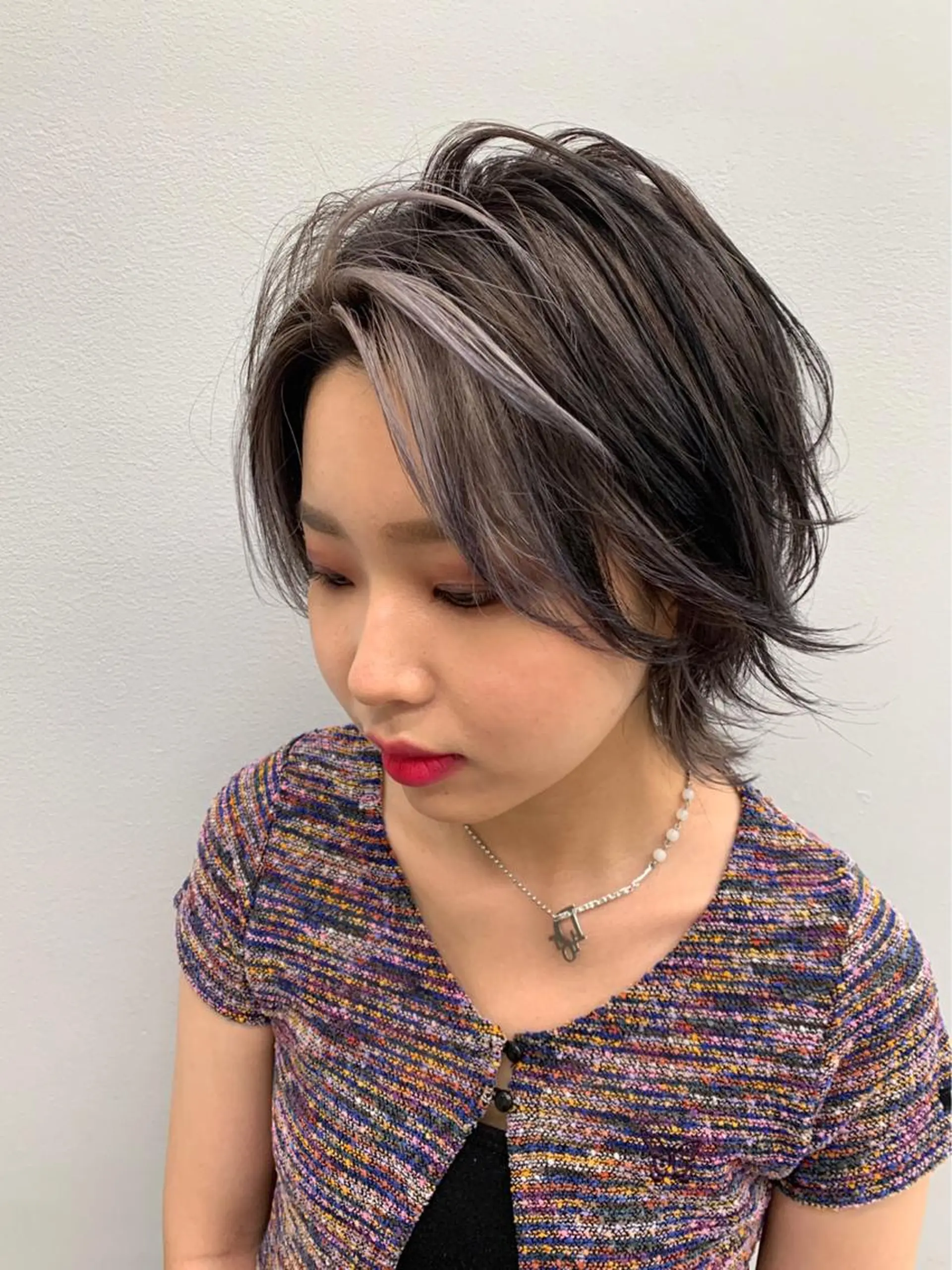 ショート カラー ミストバング  フェイスフレーミング ハイライトカラー オリーブカラー シルバー レイヤーカット 早崎太生のヘアスタイル
