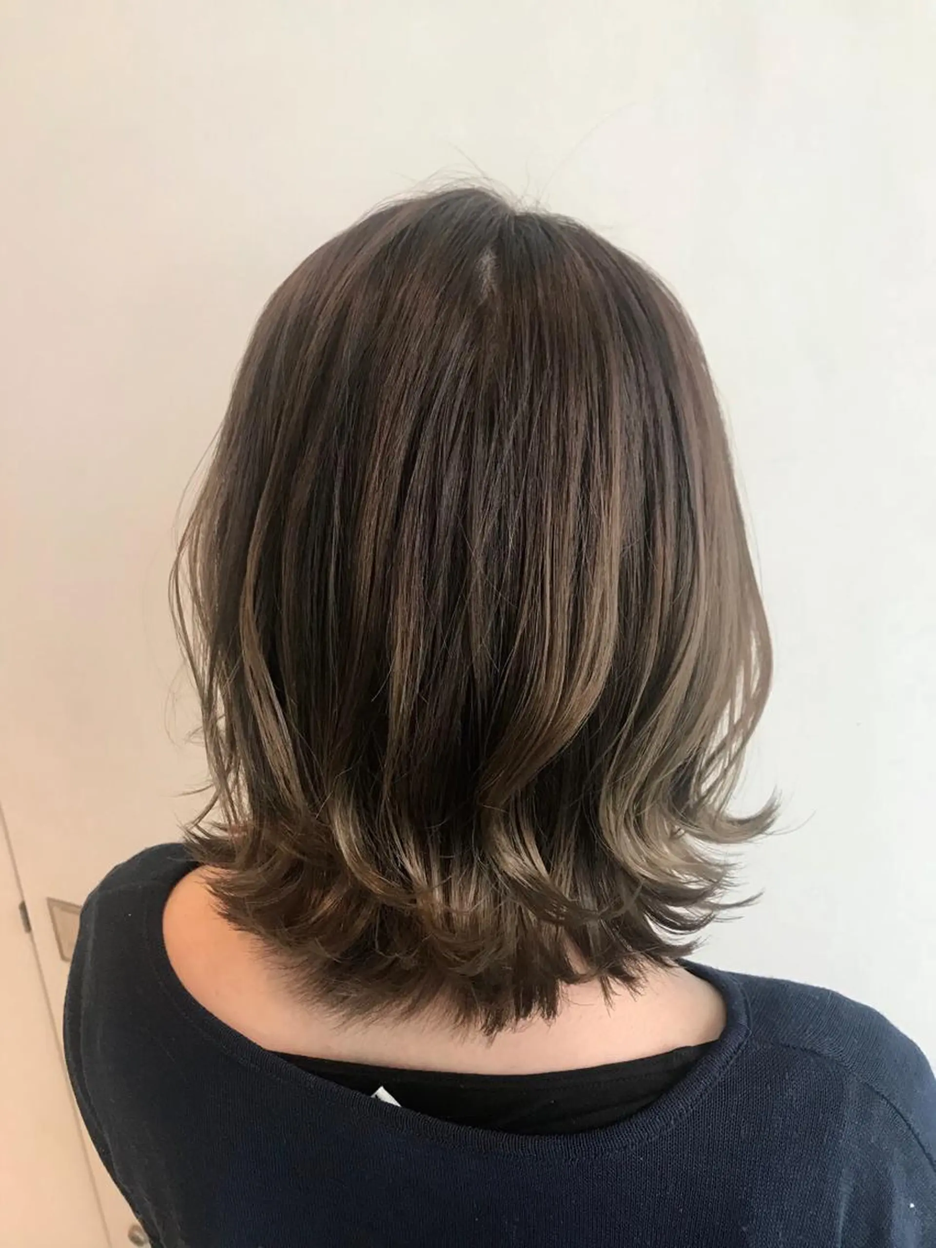 ミディアム カラー アッシュ ベージュカラー ボブ 外ハネヘア Remore所属・中塚 義人のヘアスタイル