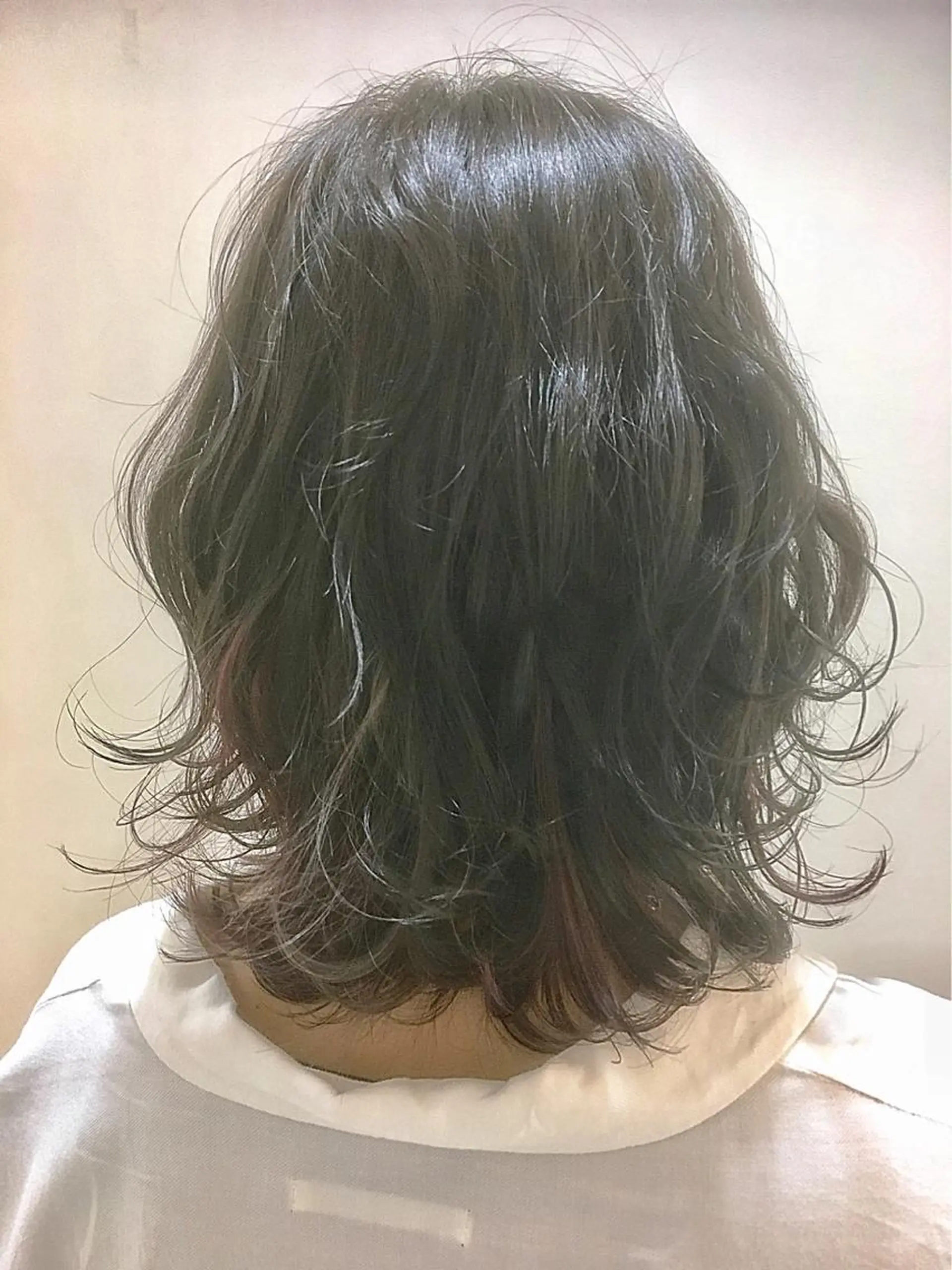 カラー アッシュ アッシュグレー インナーカラー ピンクカラー 永井 大希のヘアスタイル