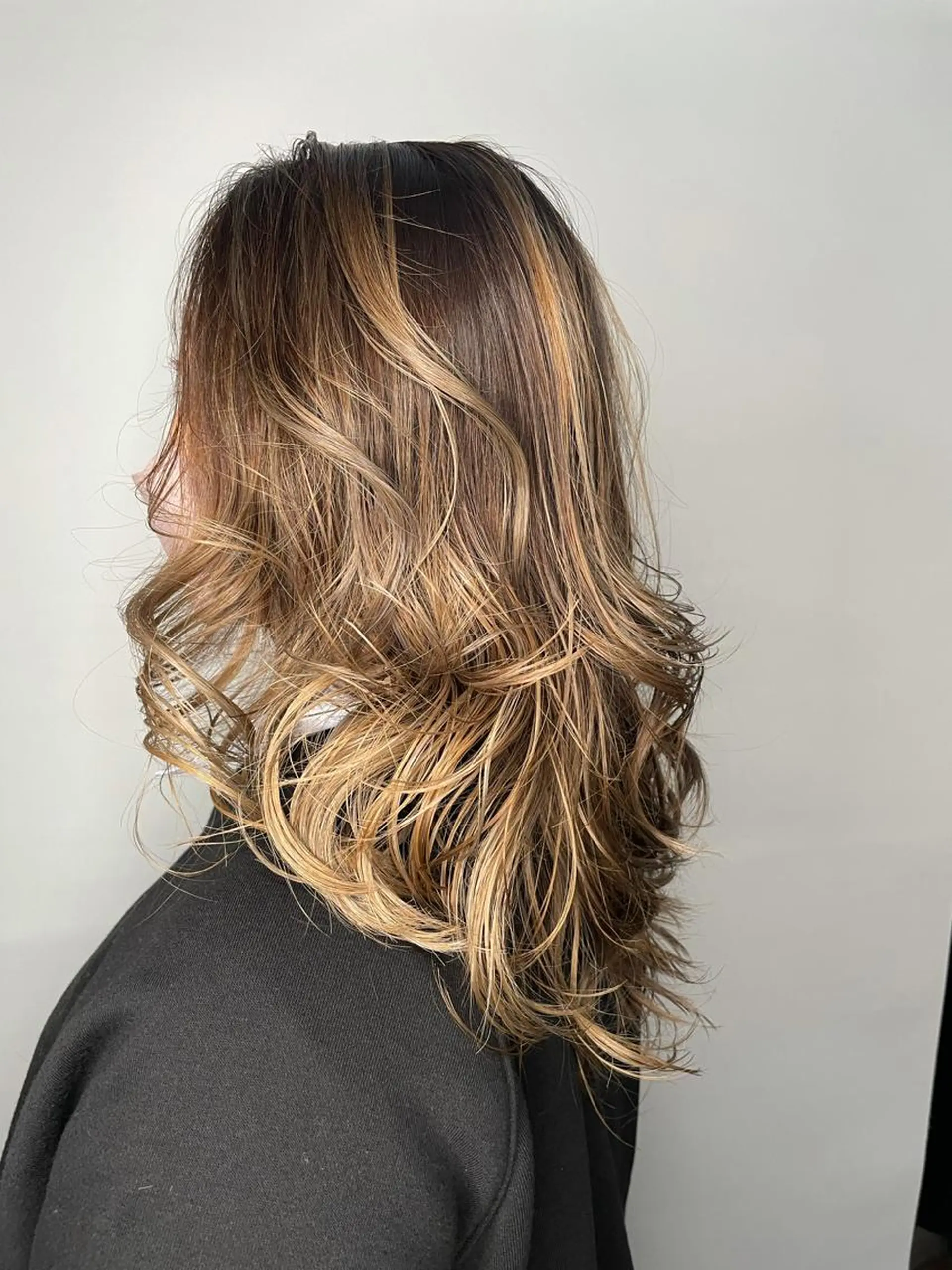 セミロング 外国人風カラー ハイライト レイヤーカット カット ヘアカラー 💇‍♀️髪質改善 玉谷　俊💇‍♂️のヘアスタイル