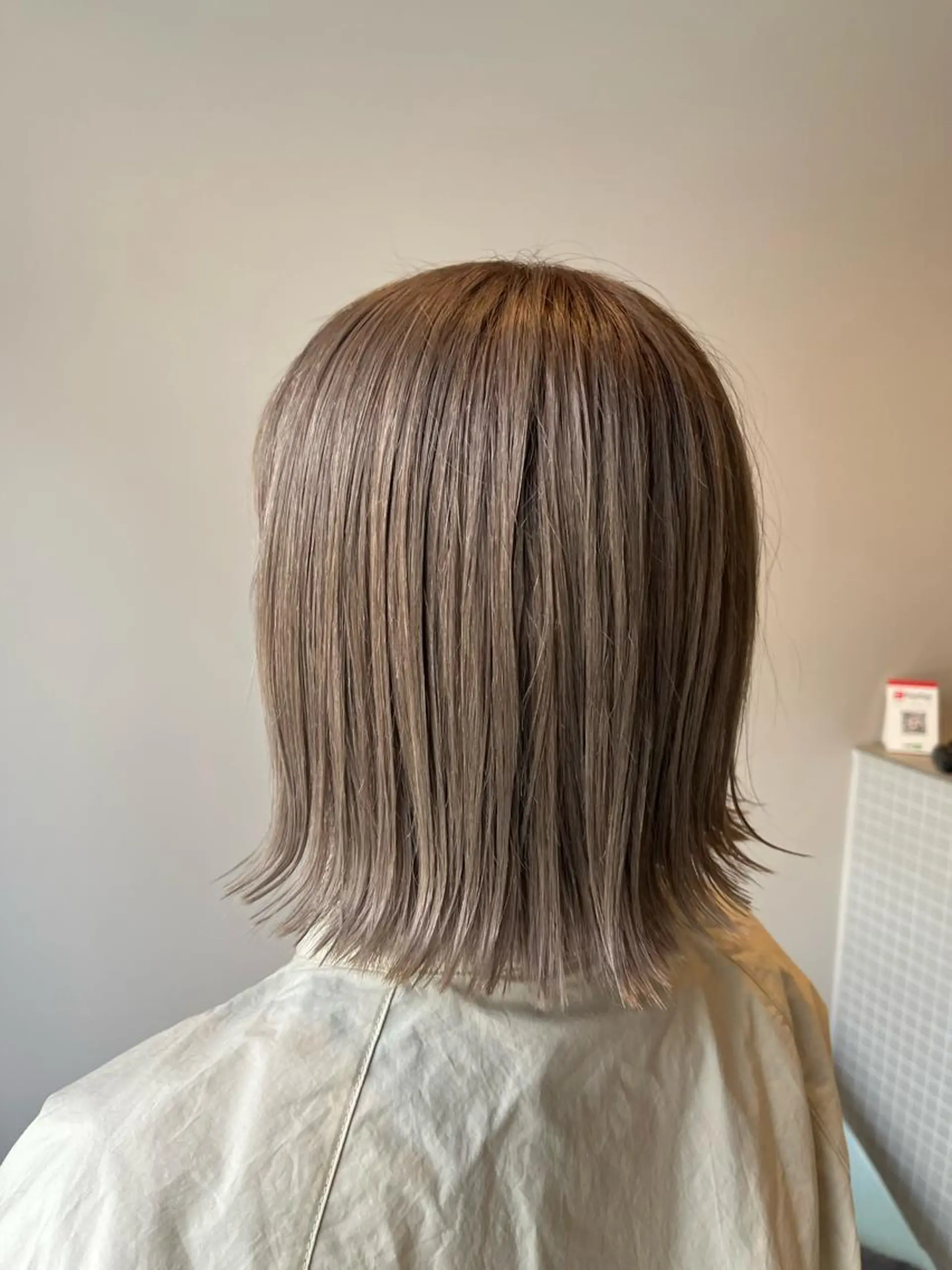 ショート カラー ベージュカラー ブリーチ 透明感カラー ミルクティーベージュ 三好 菜月のヘアスタイル