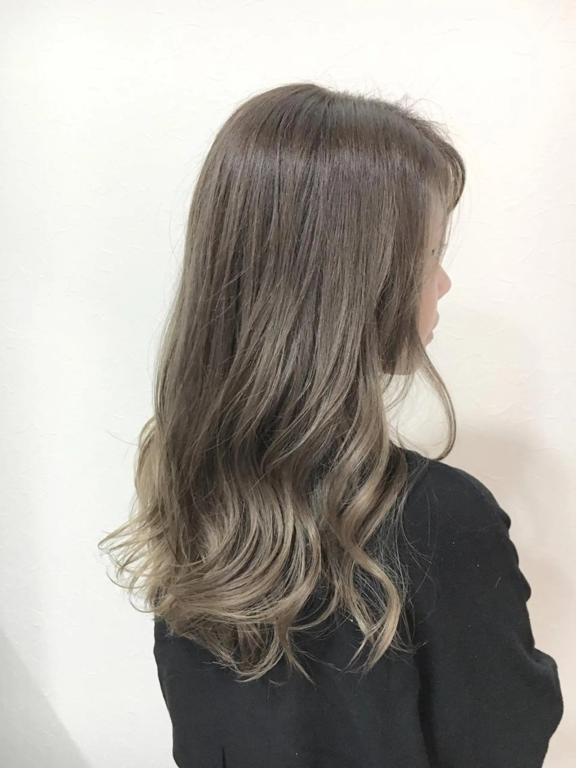 セミロング カラー アッシュ バレイヤージュ ブリーチ 透明感カラー グラデーションカラー 山田 守のヘアスタイル