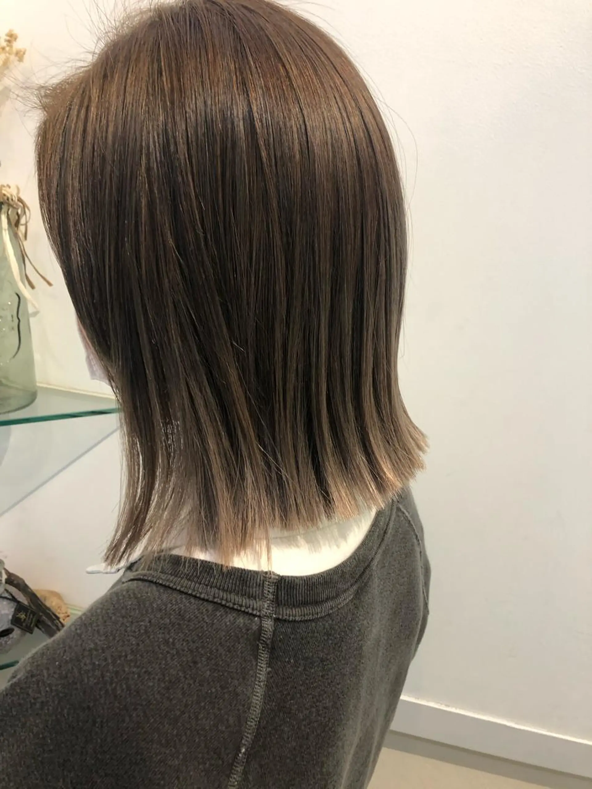 ミディアム カラー 切りっぱなしボブ ベージュカラー ハイトーンカラー ハイトーンベージュ ボブ 綿貫 美香のヘアスタイル