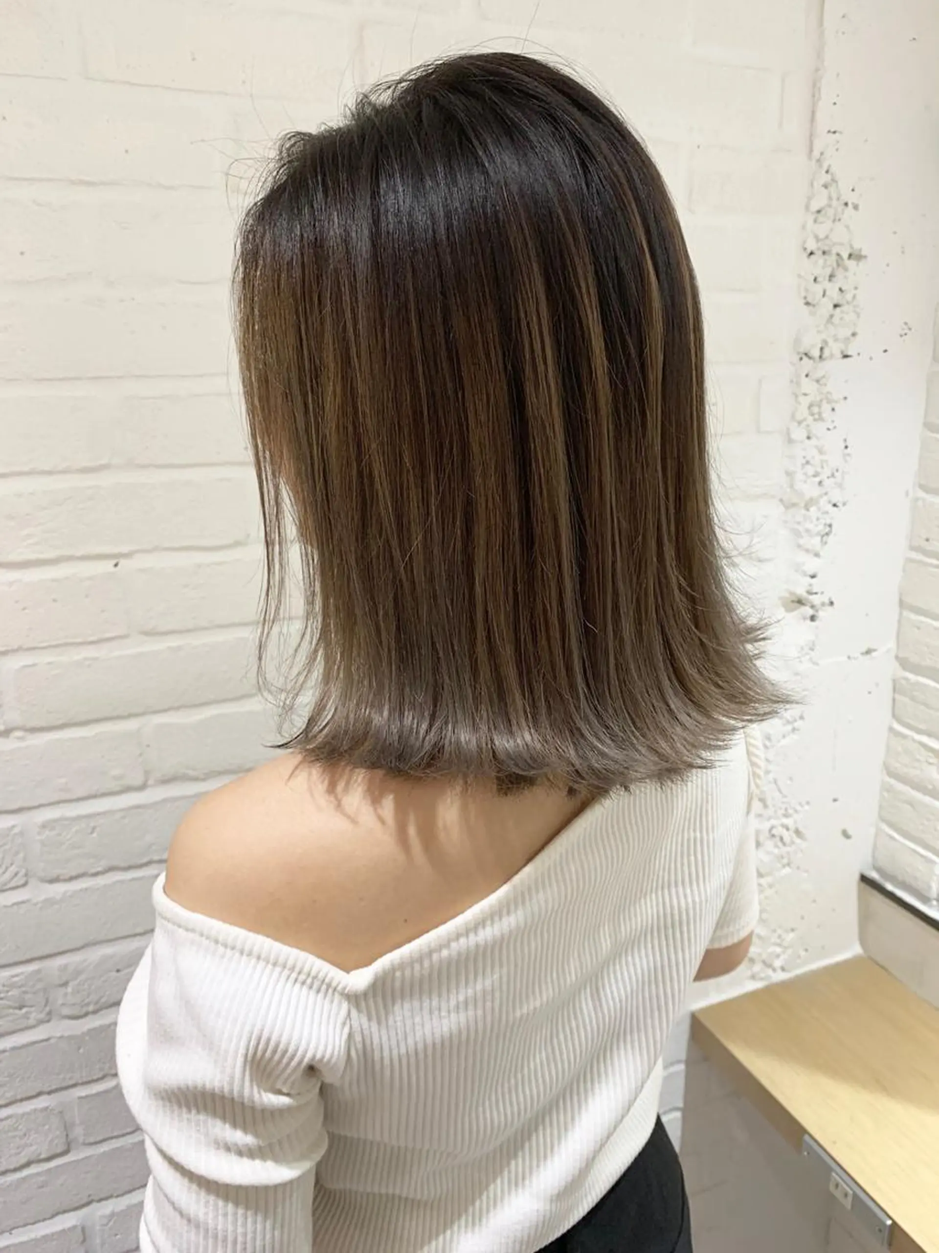 ミディアム カラー バレイヤージュ グレージュ かきあげバング レイヤーカット 外ハネヘア ヘアカラー 💈平島 拓也💈のヘアスタイル