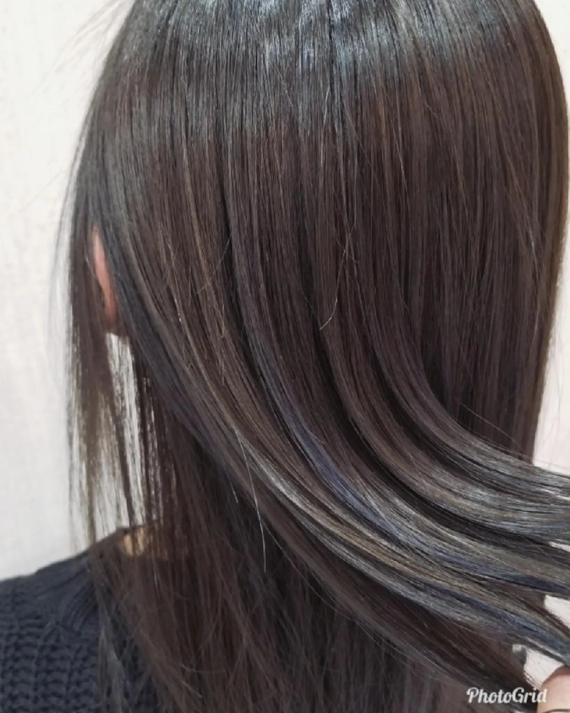 ミディアム カラー アッシュ ハイライトカラー シルバー シルバーアッシュ ハイライト 顔周りレイヤーカット 髪質改善代表西村功平のヘアスタイル