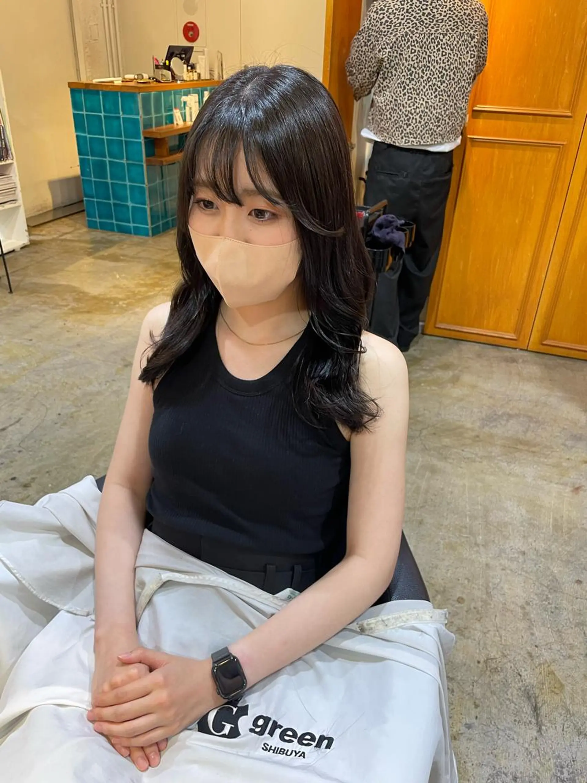 セミロング カラー オリーブグレー カット ヘアカラー トリートメント MIOベージュカラー 柔らかいカラーのヘアスタイル