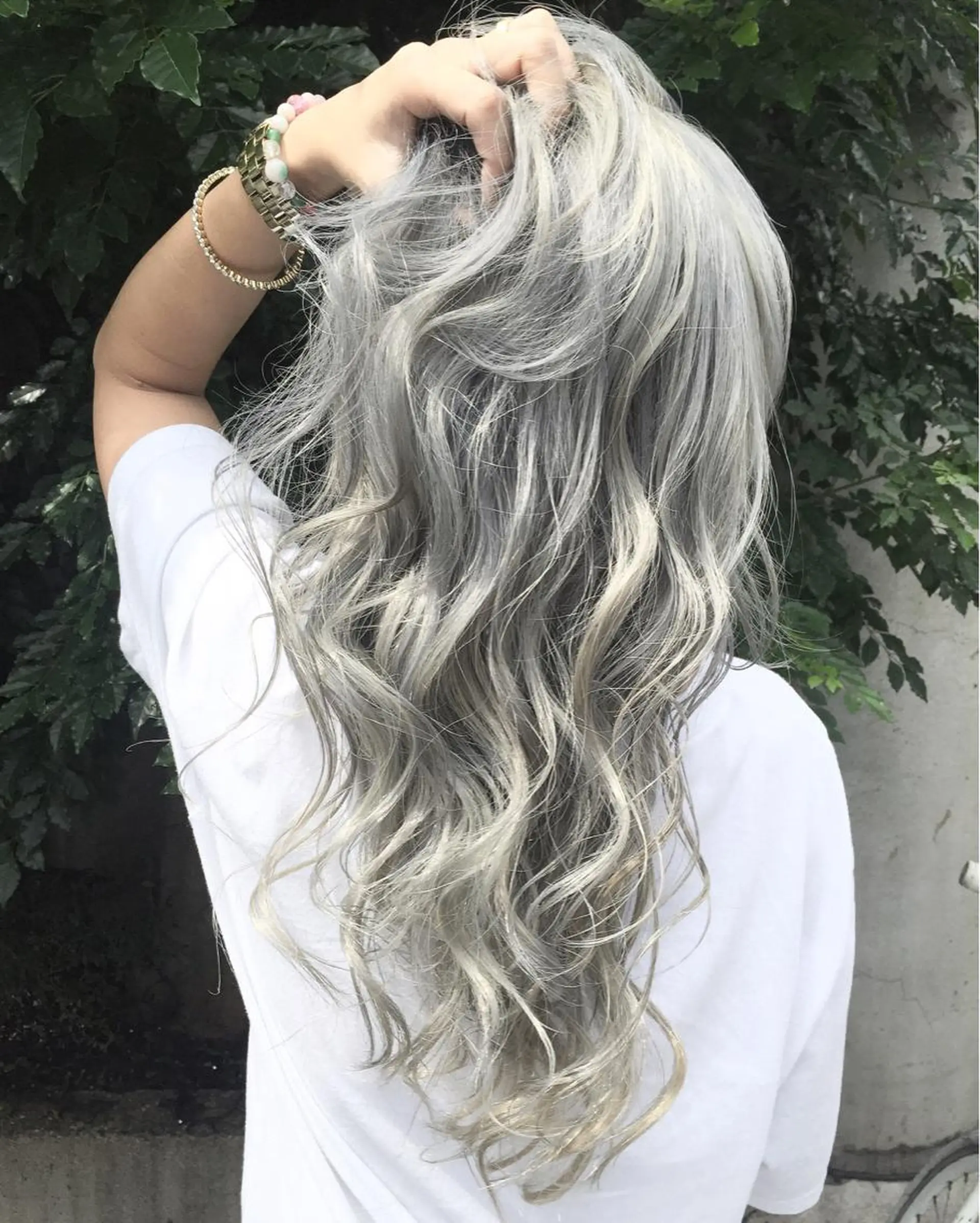 セミロング アッシュ FOLK所属・白髪ぼかしハイライト バレイヤージュヤマトのヘアスタイル