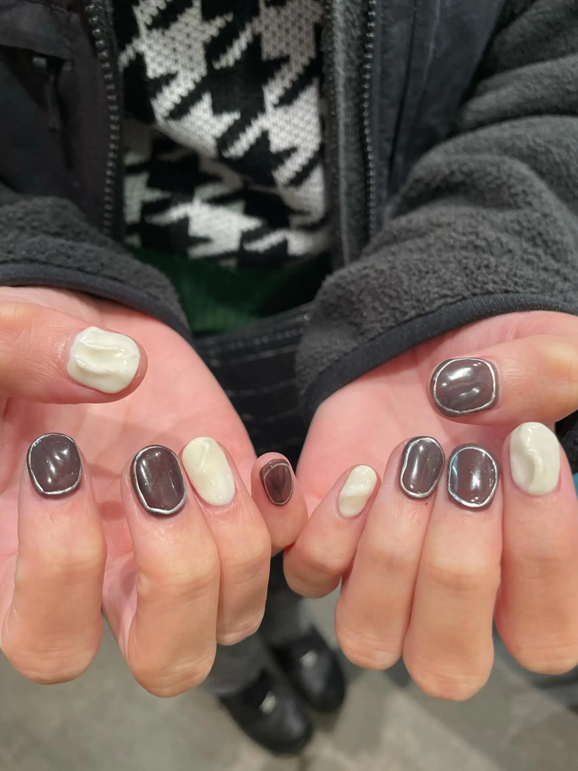 ネイル ブラウン ハンドネイル ナチュラル透明感🌱 小山美樹子のヘアスタイル