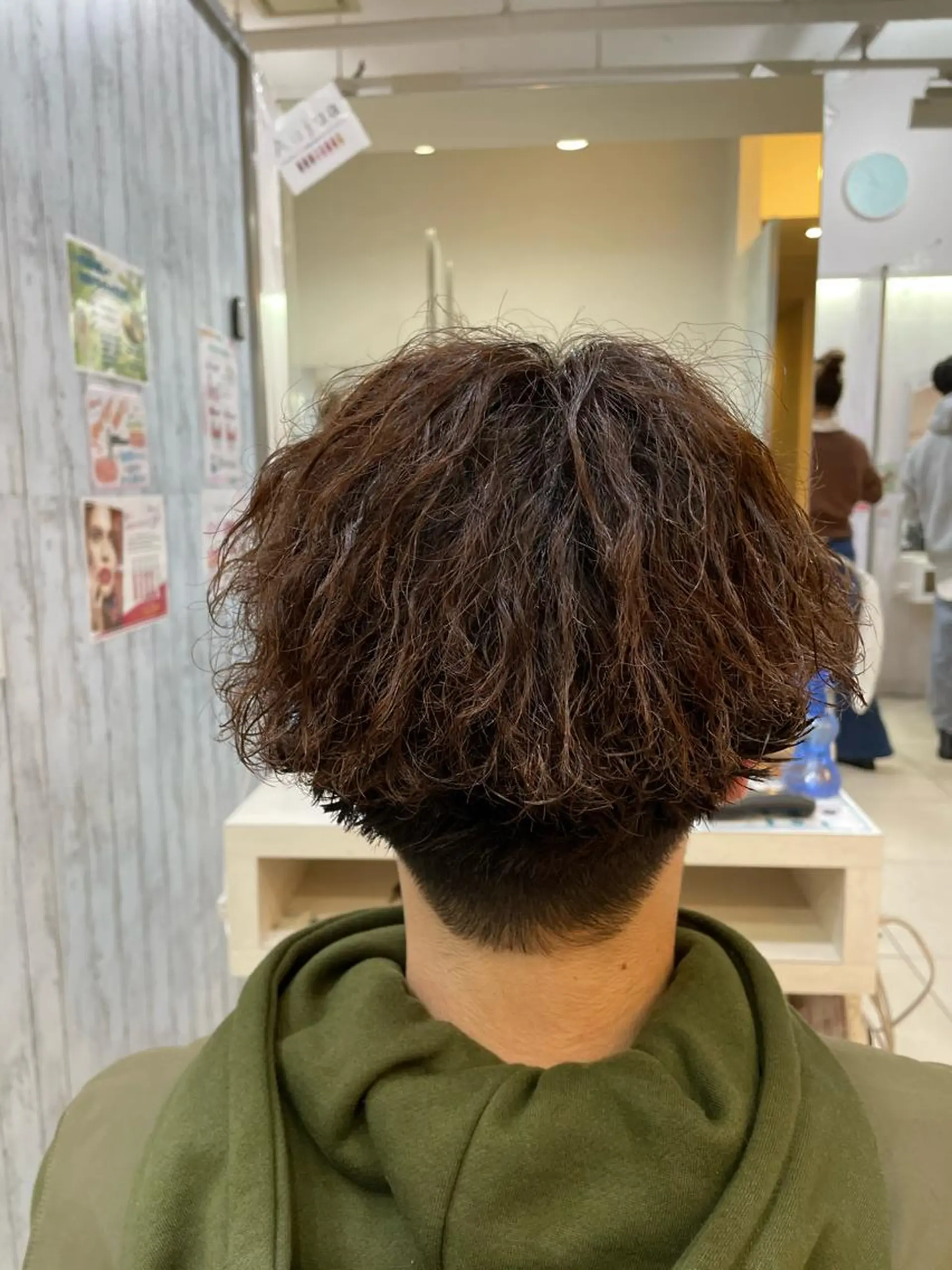 ショート パーマ メンズ マッシュ メンズパーマ 波巻きパーマ カット パーマ 髪質改善× ハイライト溝江のヘアスタイル