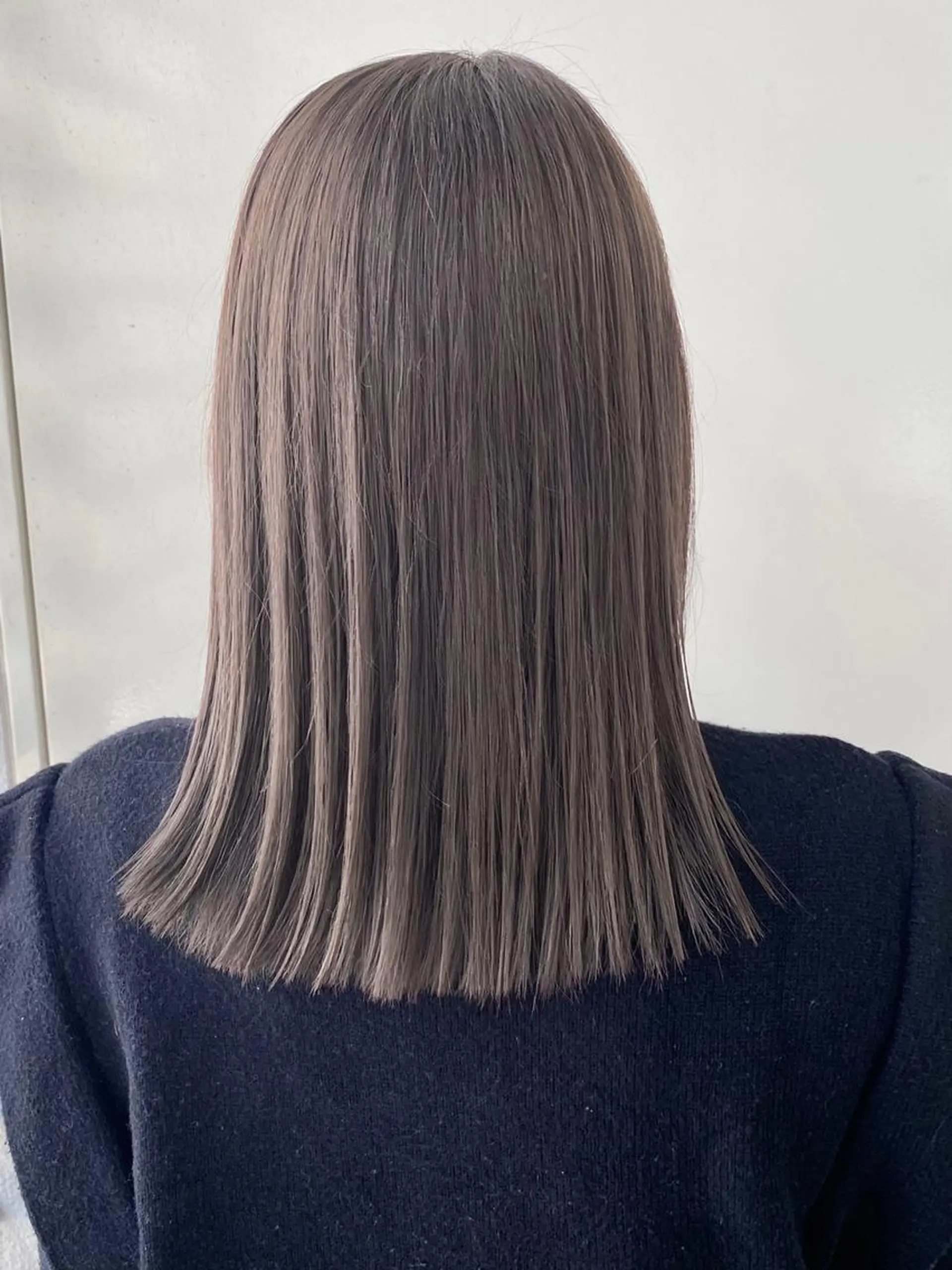 セミロング カラー ANNA ／艶髪／ハイトーンのヘアスタイル