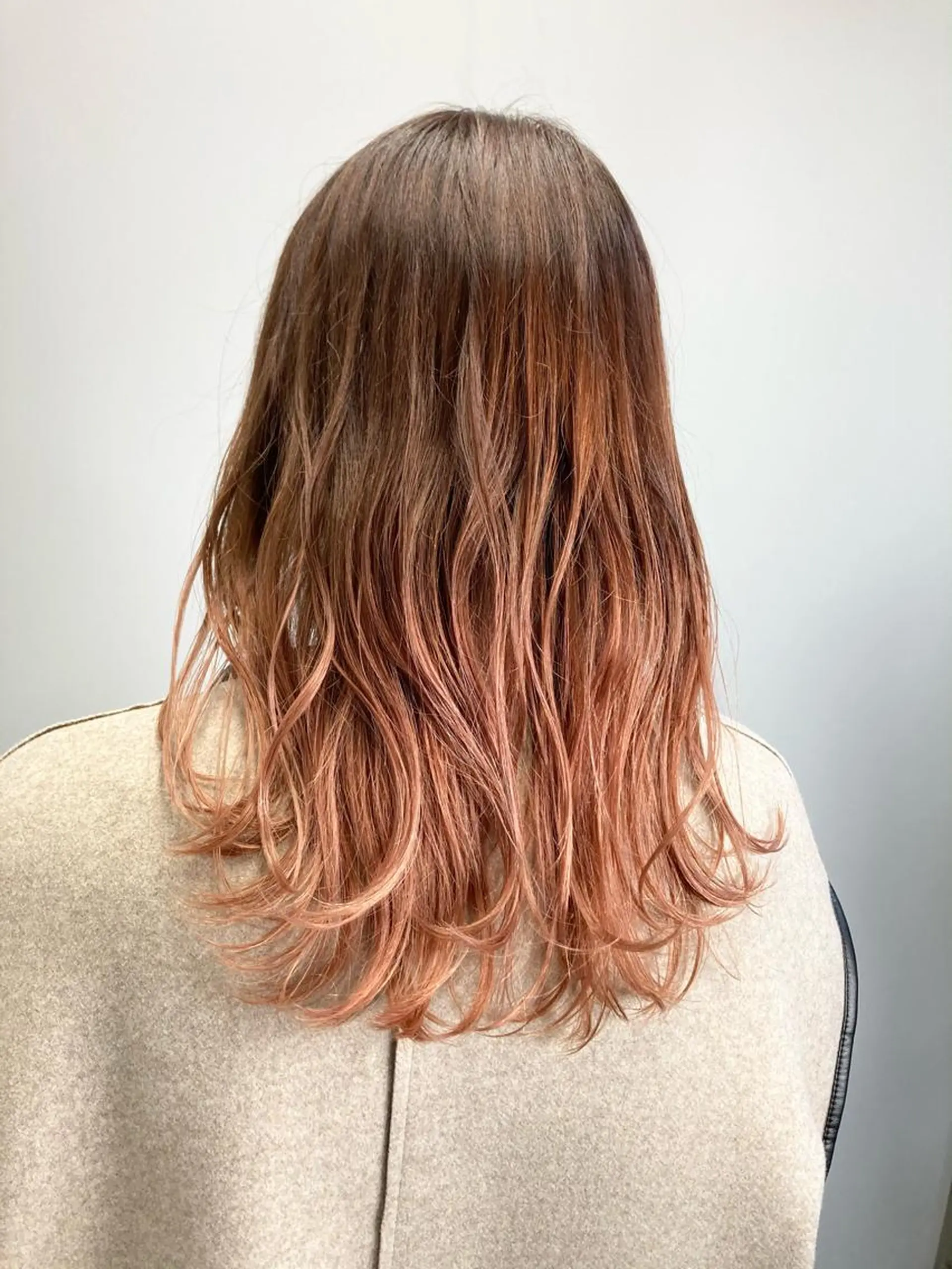 セミロング カラー グラデーションカラー ピンクカラー 透明感ハイトーン☆ 今津 佑太のヘアスタイル