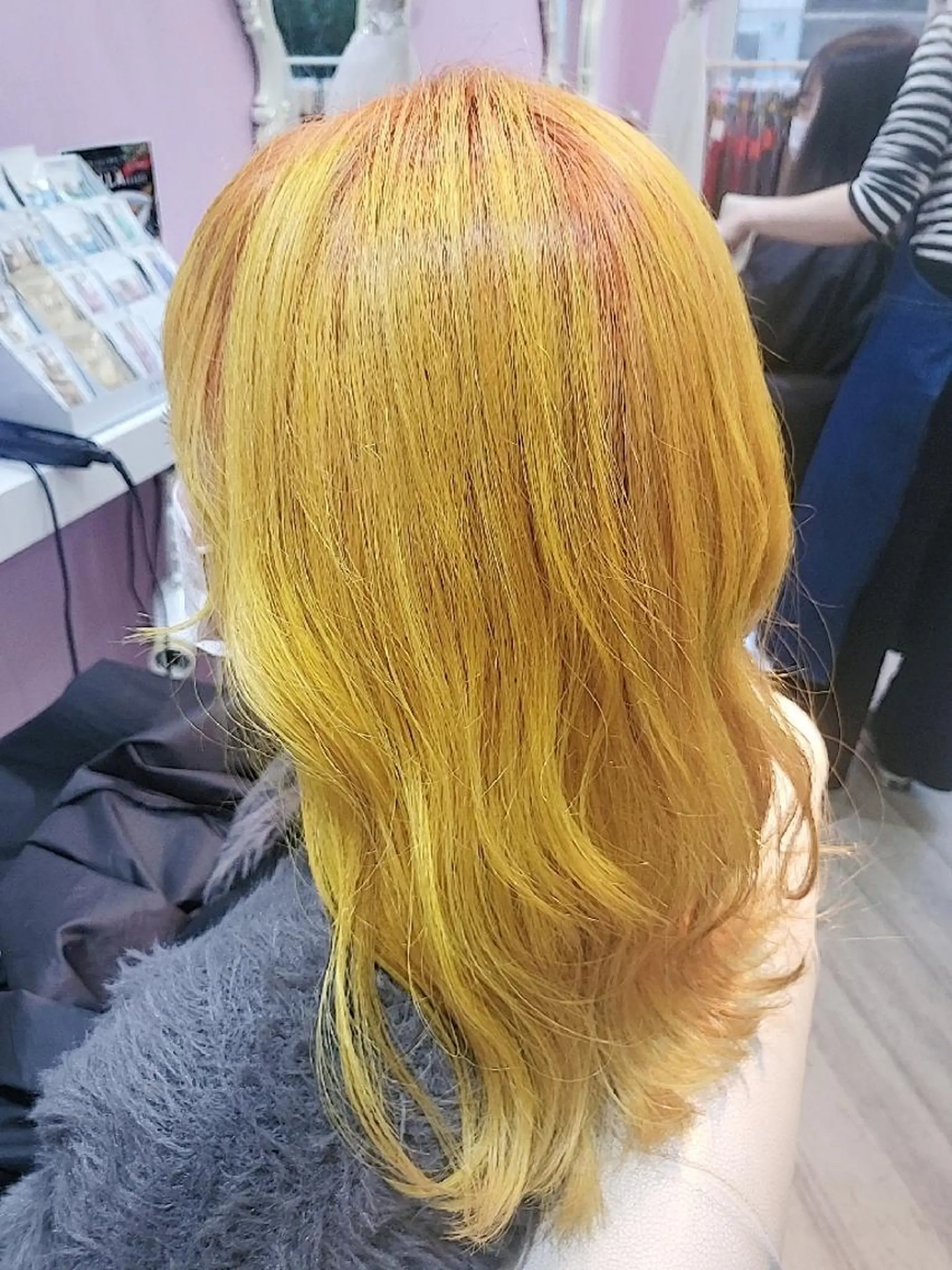 セミロング イエローカラー ヘアカラー トリートメント ナカシマ  アユミのヘアスタイル