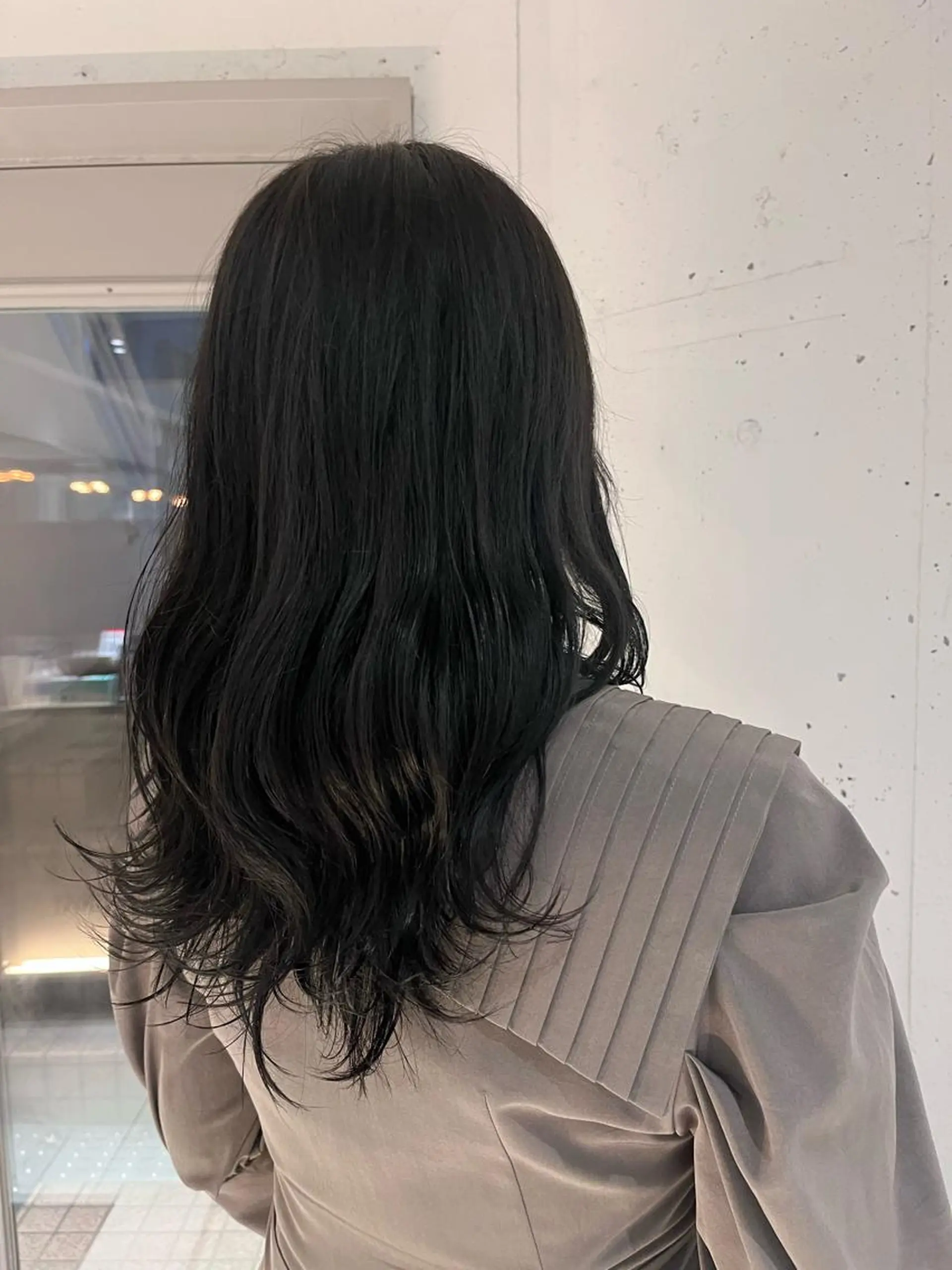 ロング カラー 透明感カラー グレージュ カジュアルを女っぽく 𝗮𝘆𝗮𝗰𝗼のヘアスタイル