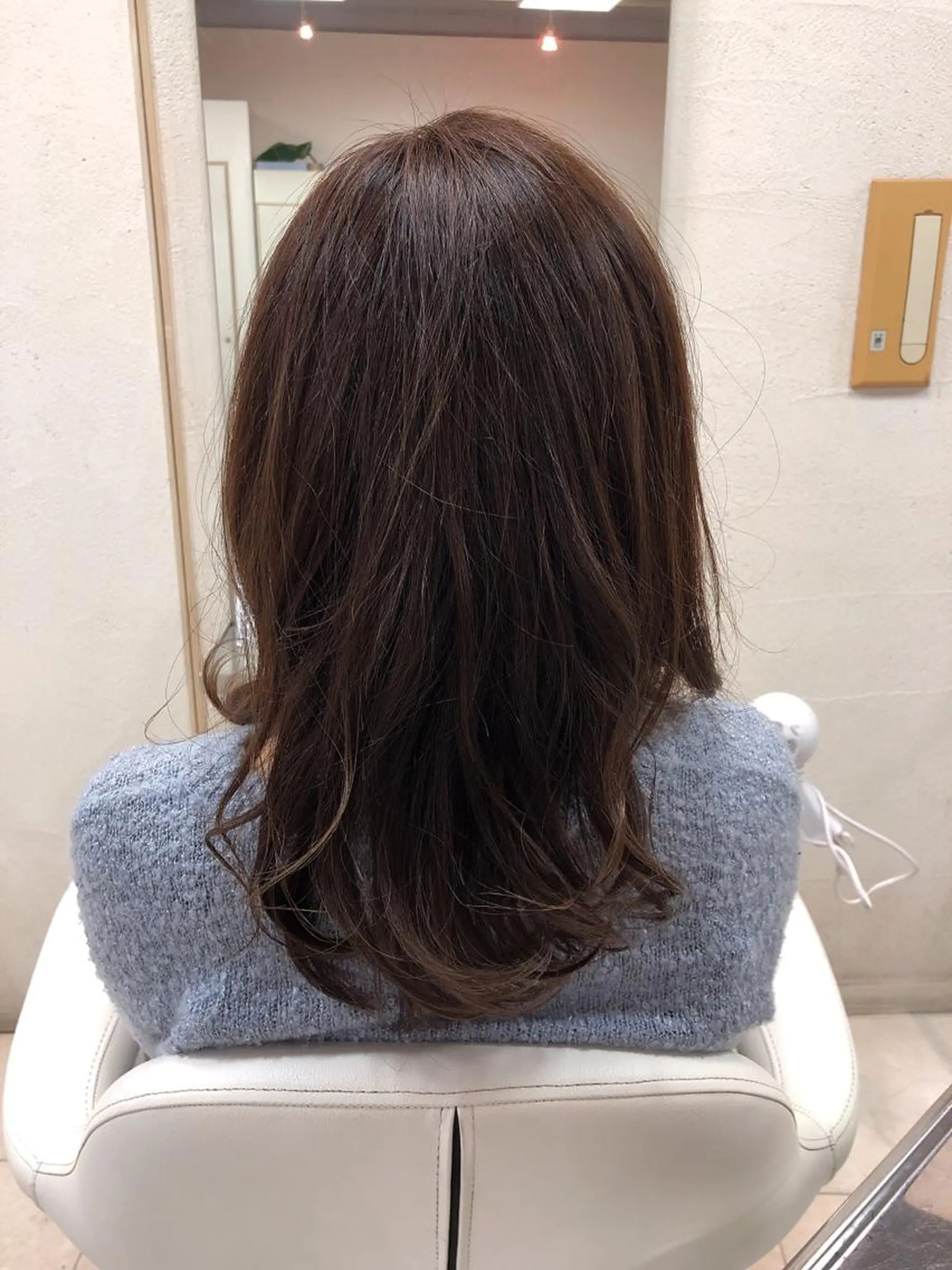 ミディアム カラー グレージュ 阿部 美咲のヘアスタイル