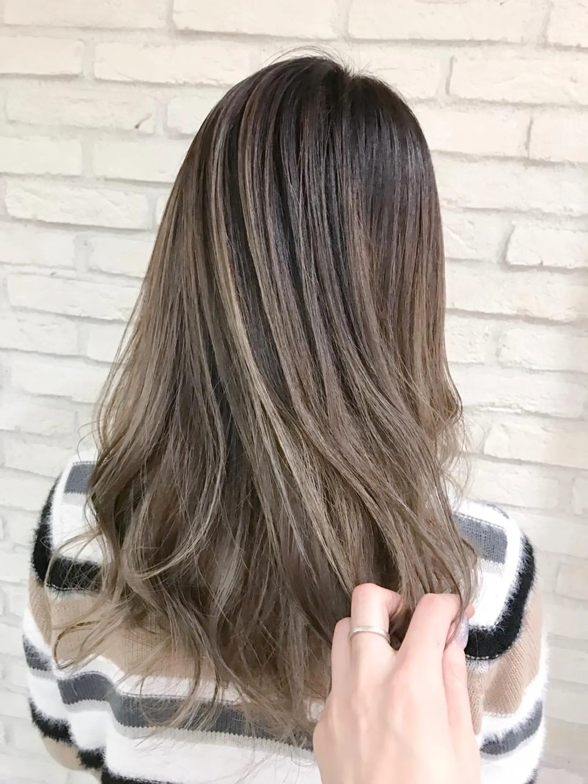 セミロング カラー グラデーションカラー ハイライトカラー ハイライト 横浜🍒ルーツカラー エクステ／RIEのヘアスタイル