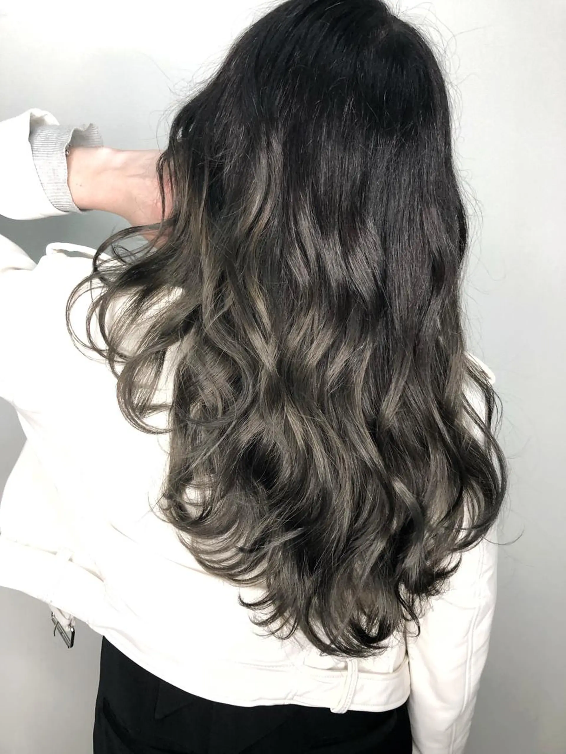 セミロング カラー 服部 樹季のヘアスタイル